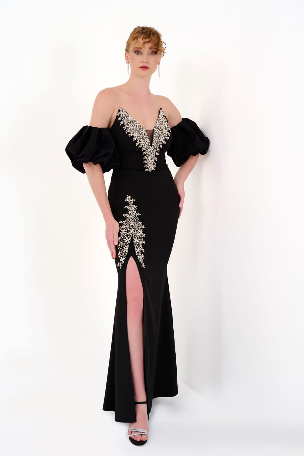 Elegantes Abendkleid mit Puffärmeln & Schmuckdetails
/ C4960