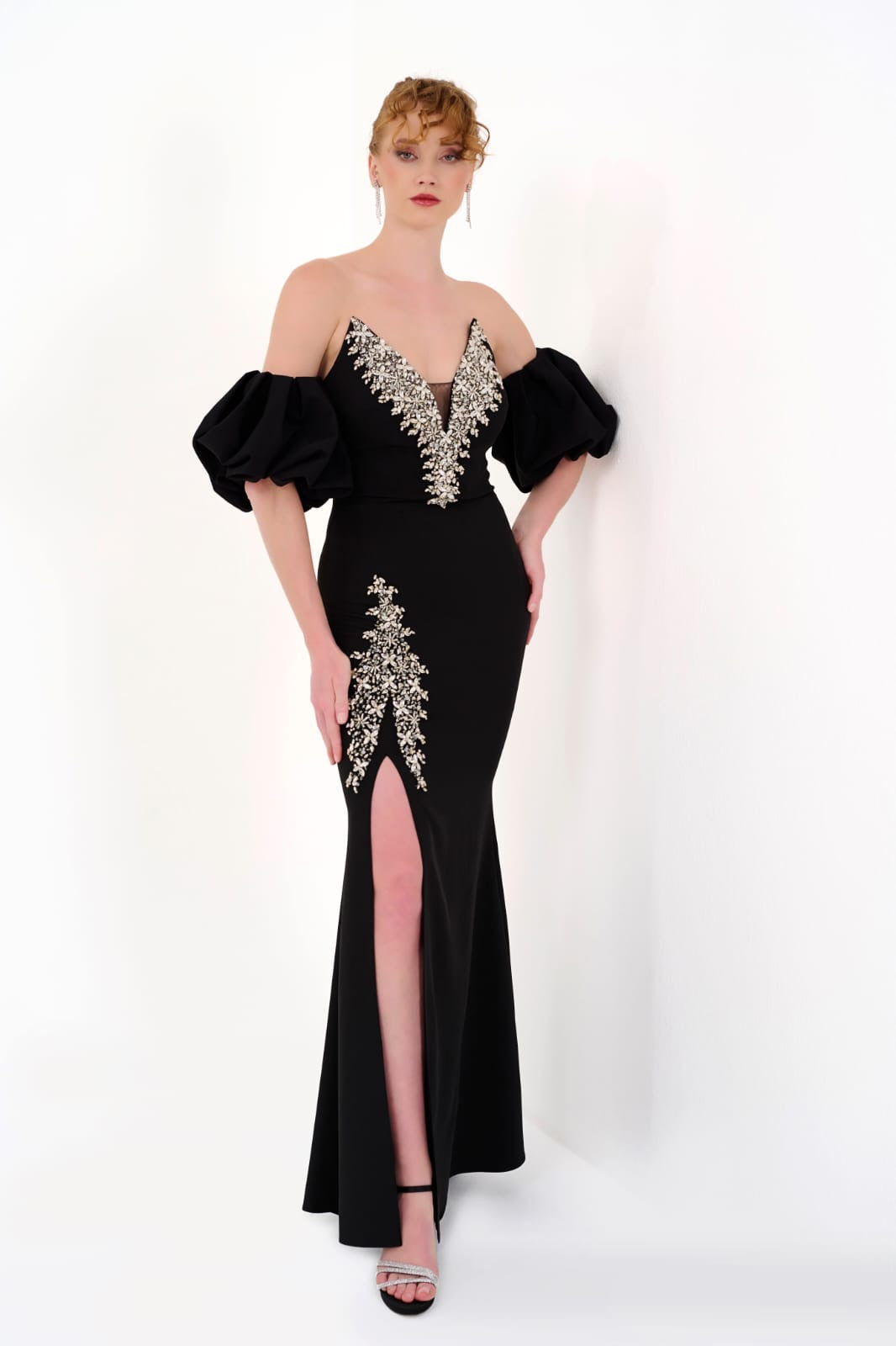 Elegantes Abendkleid mit Puffärmeln & Schmuckdetails
/ C4960