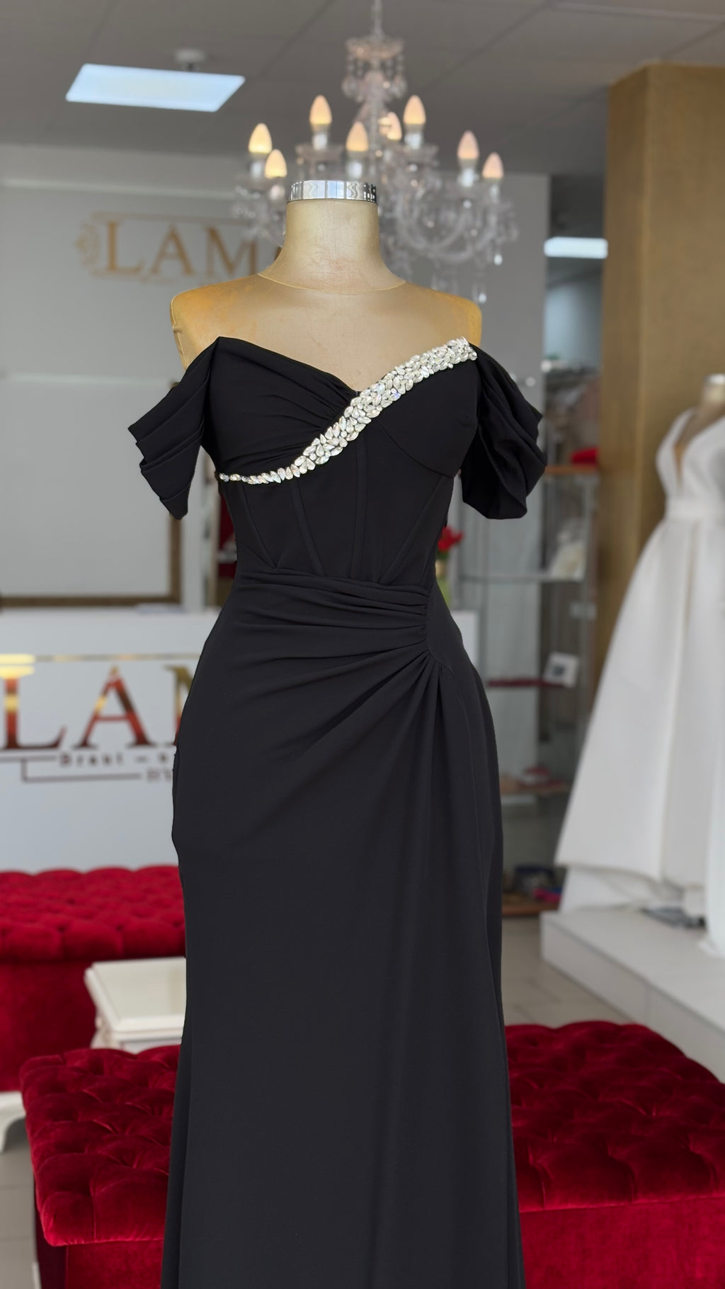 Elegantes Off-Shoulder-Abendkleid mit Schmuckdetail / C4988