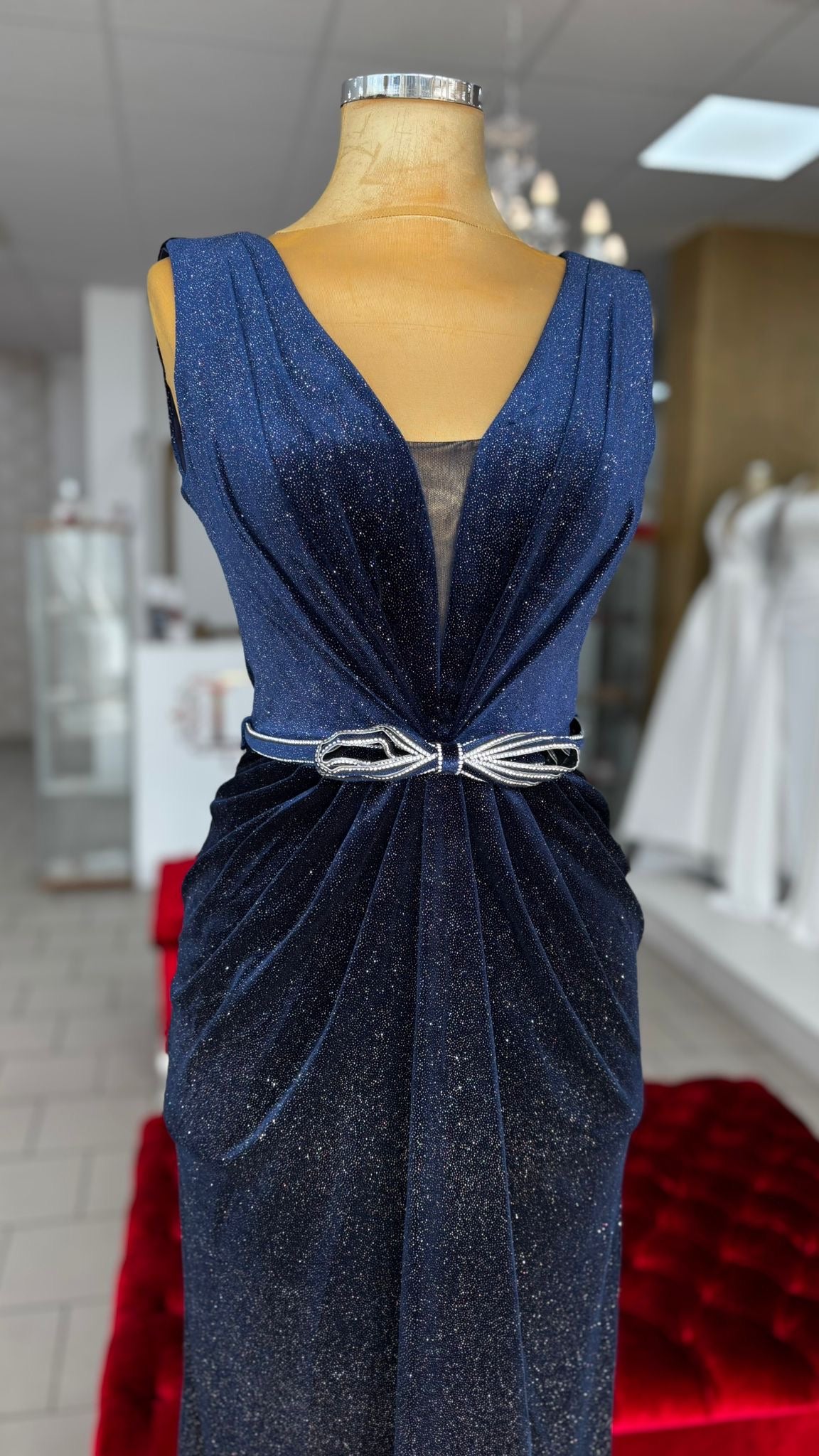 Elegantes Glanz-Abendkleid mit V-Ausschnitt / C4715