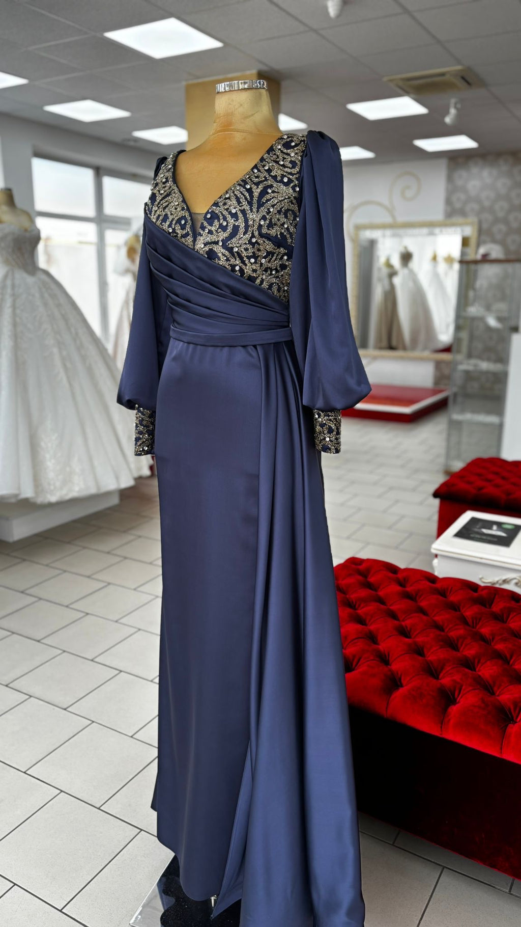 Elegantes Abendkleid mit Stickerei