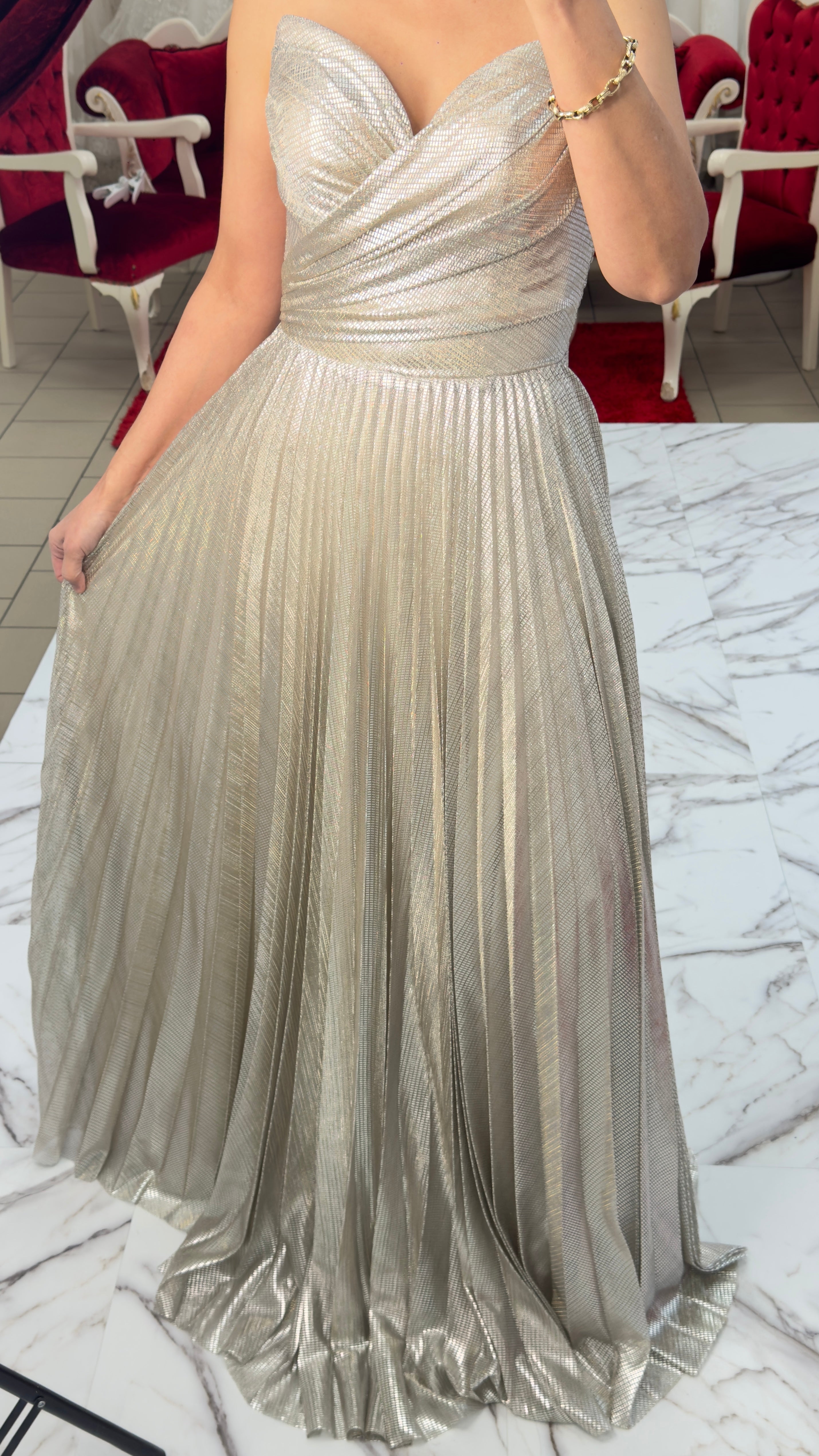 Elegantes Abendkleid mit schimmerndem Plissee-Rock C2139