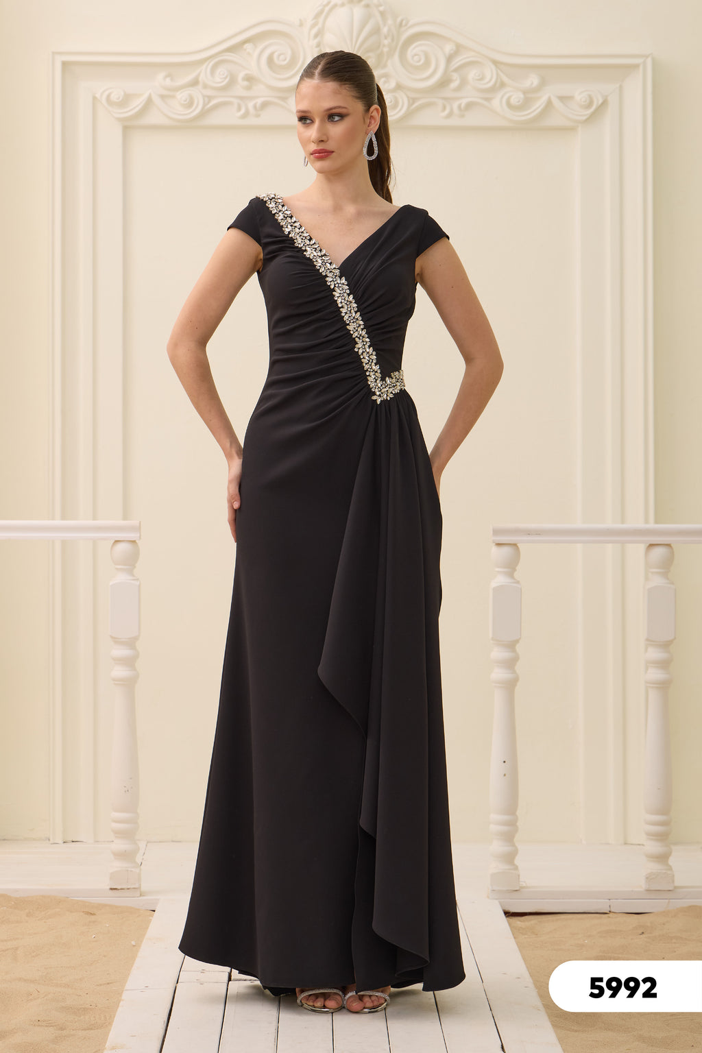 Elegantes Abendkleid mit Drapierung & Schmuckdetail
/ C5992