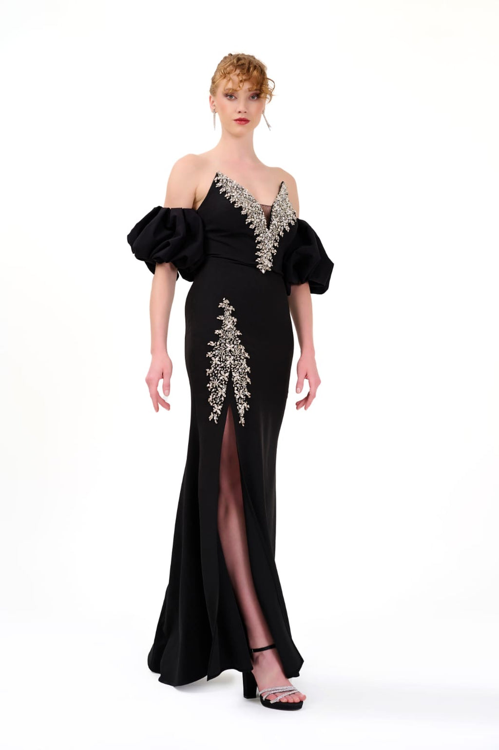 Elegantes Abendkleid mit Puffärmeln & Schmuckdetails
/ C4960