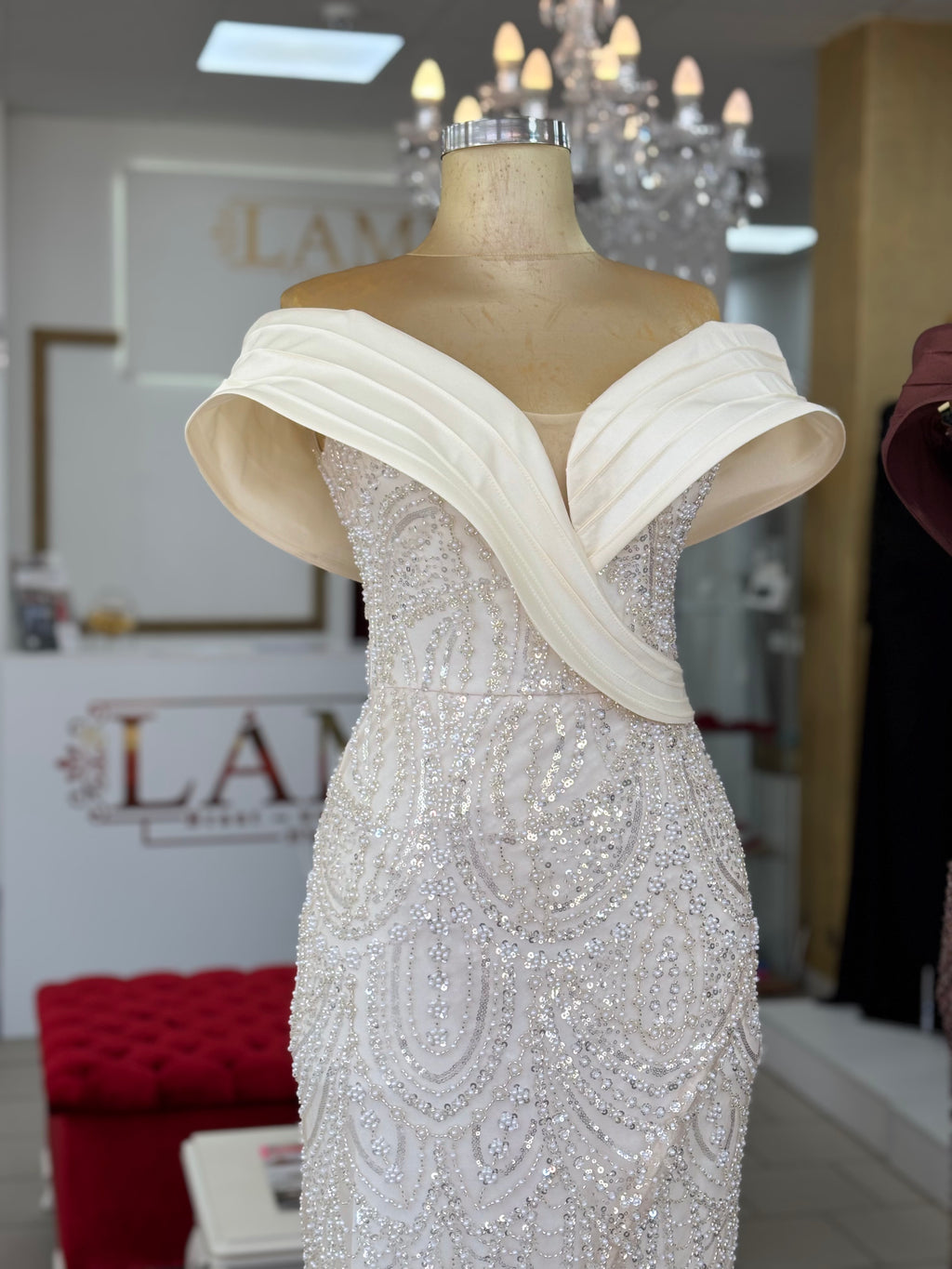 Elegantes Abendkleid mit Perlenstickerei – Modell C2130