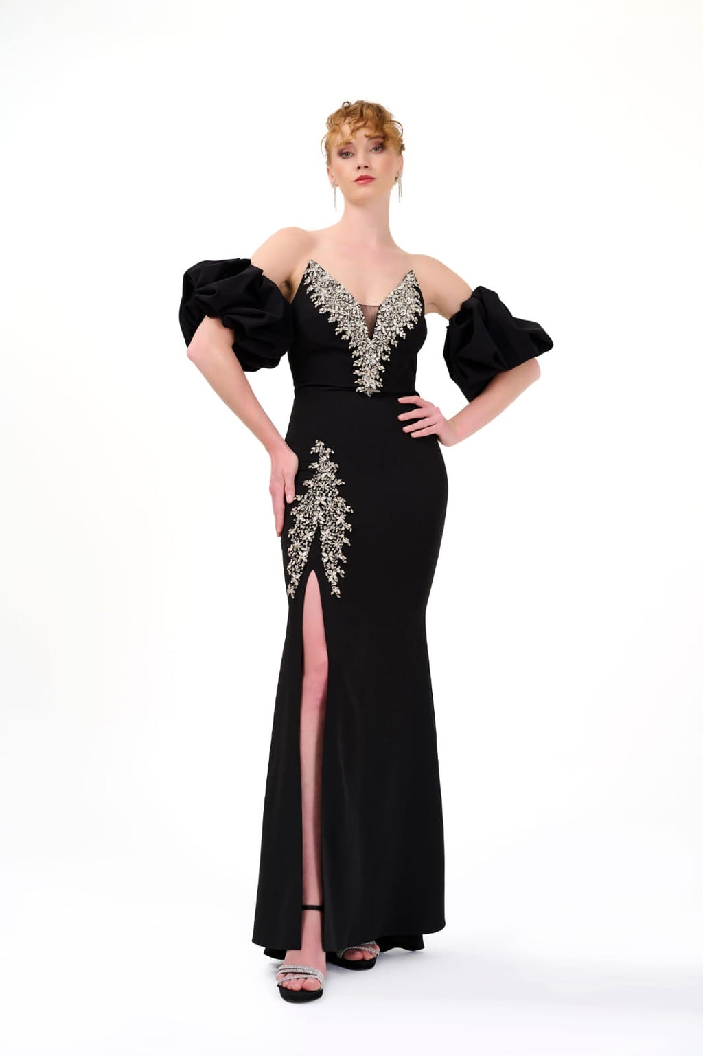 Elegantes Abendkleid mit Puffärmeln & Schmuckdetails
/ C4960