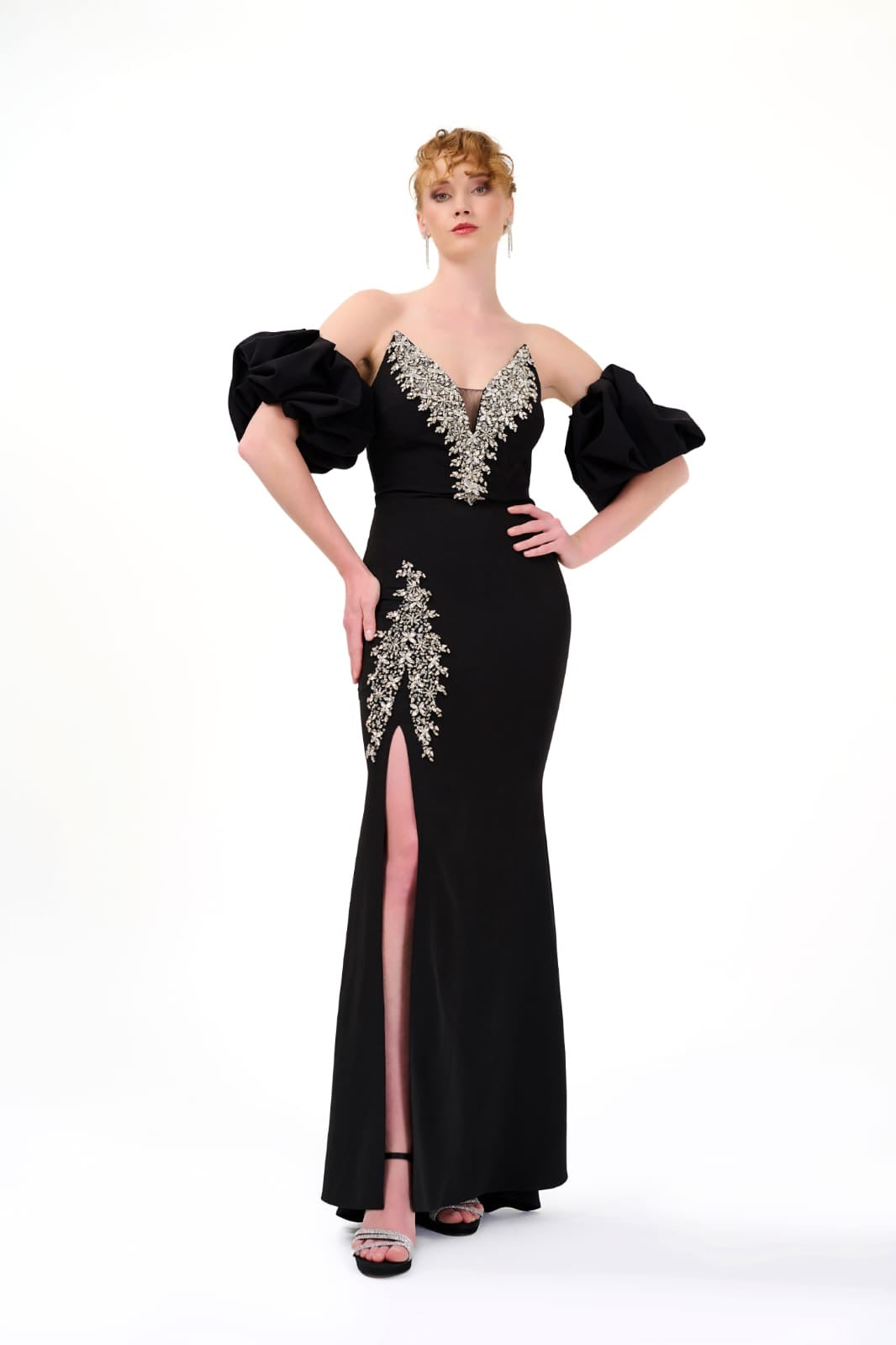 Elegantes Abendkleid mit Puffärmeln & Schmuckdetails
/ C4960