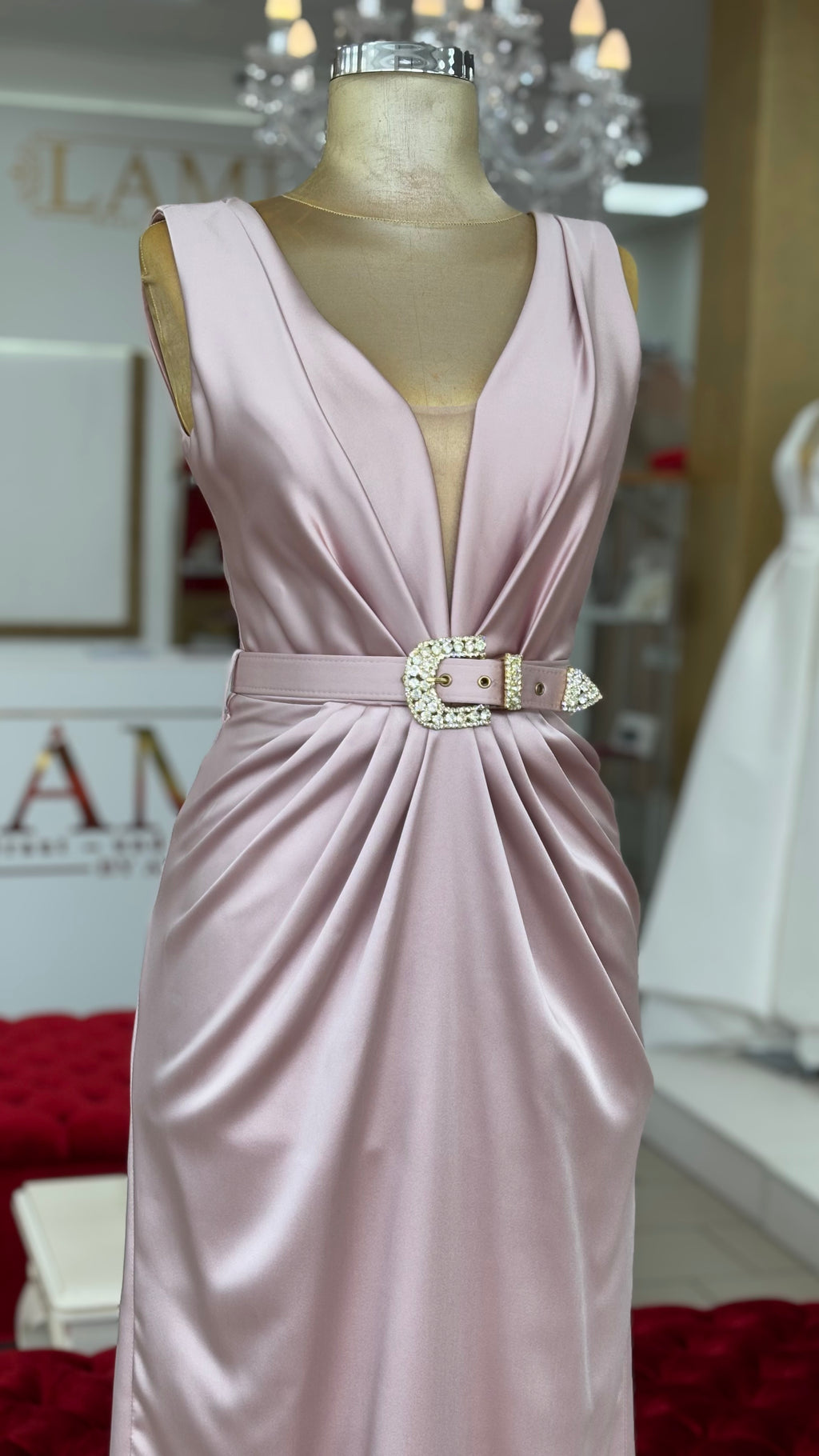 Elegantes Abendkleid mit Drapierung &amp; Schmuckgürtel