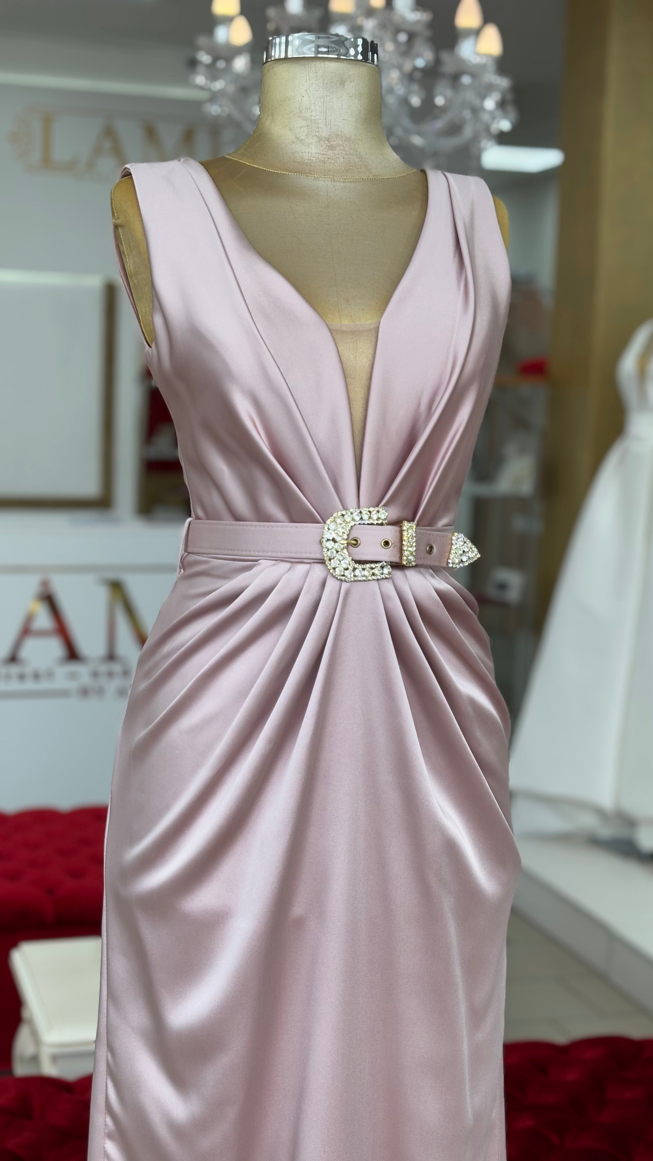 Elegantes Abendkleid mit Drapierung &amp; Schmuckgürtel