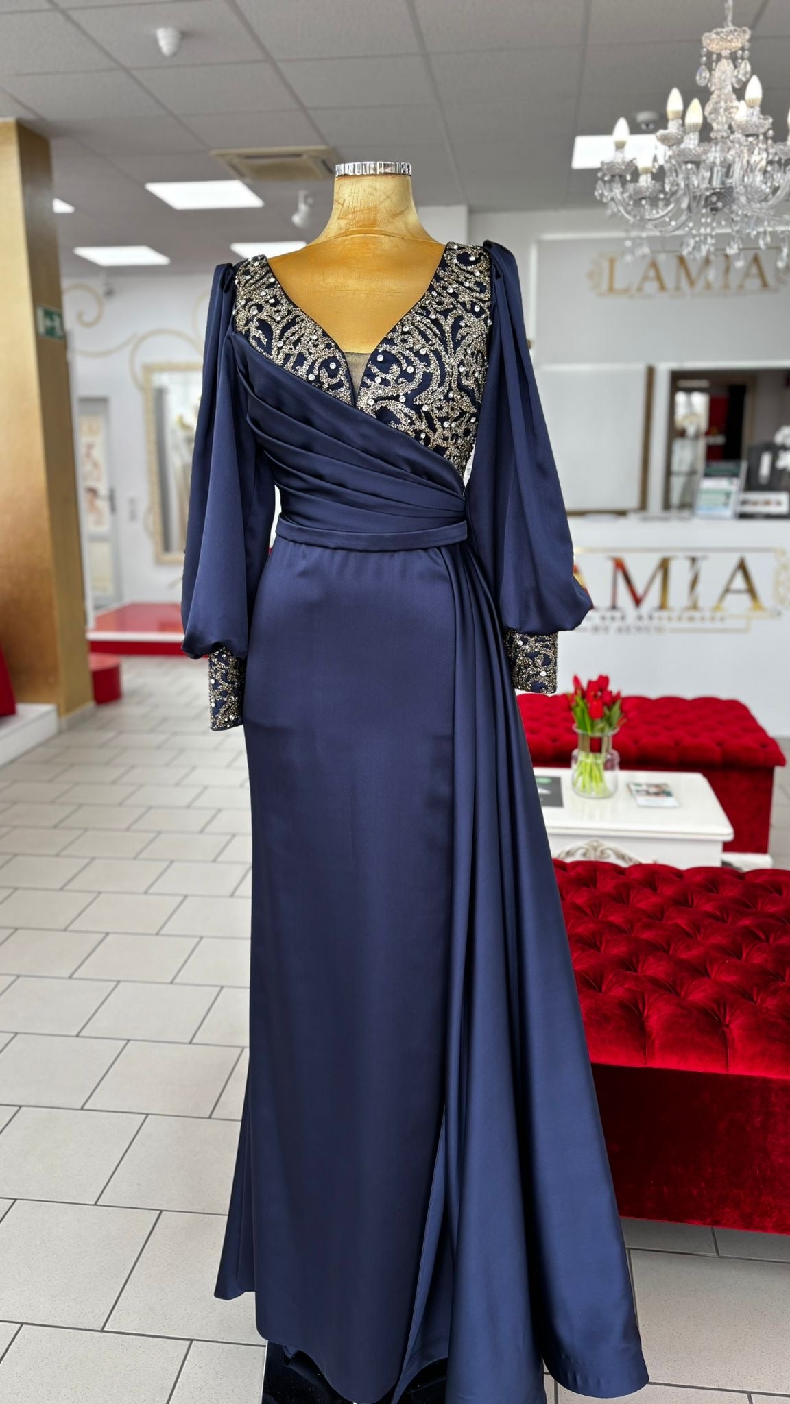 Elegantes Abendkleid mit Stickerei