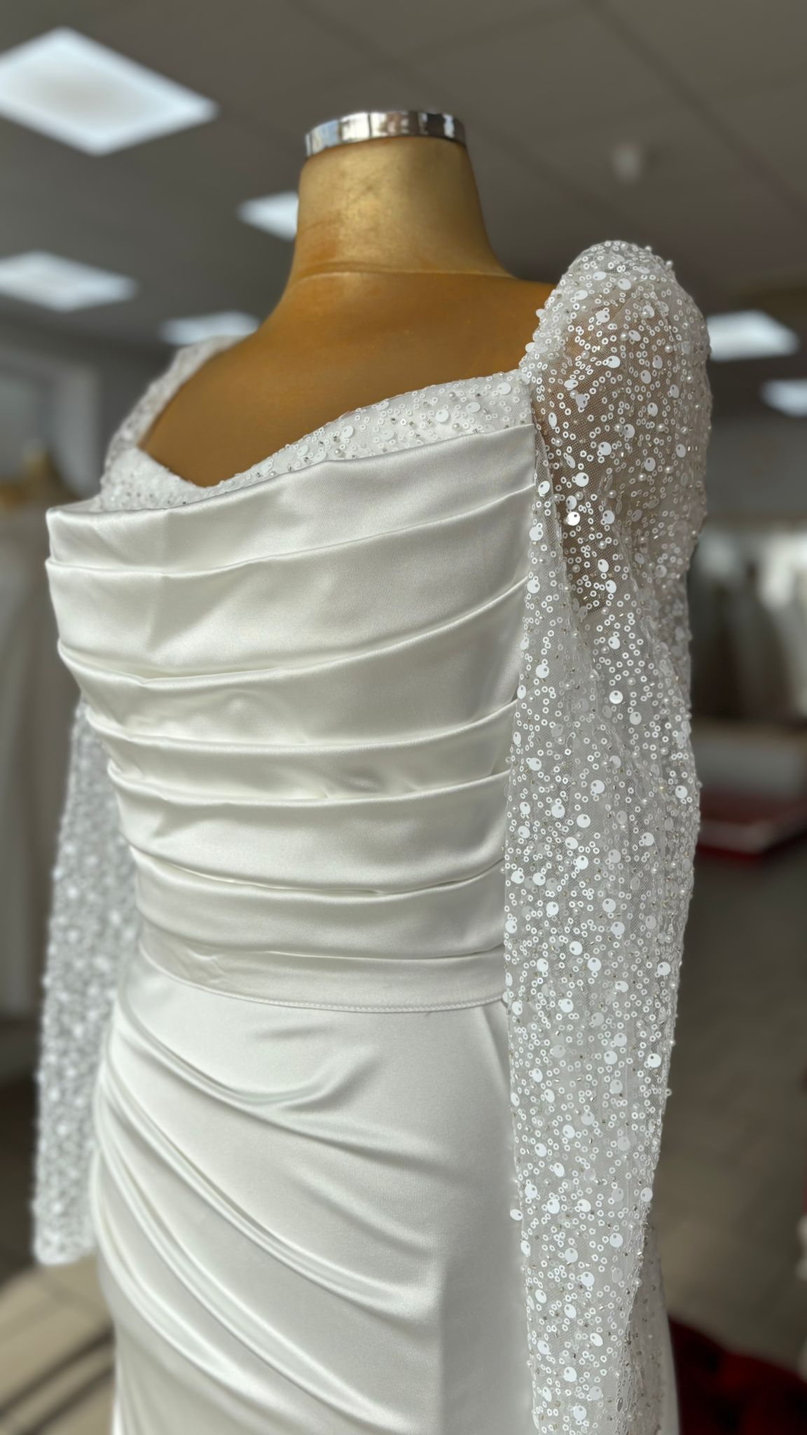 Zweiteiliges Standesamtkleid mit Perlenärmeln – Modell G8140