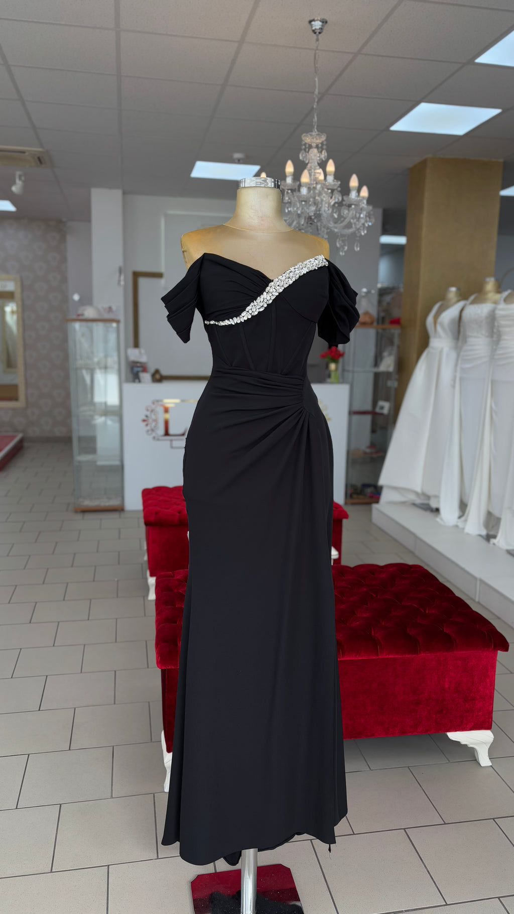 Elegantes Off-Shoulder-Abendkleid mit Schmuckdetail / C4988