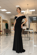 Elegantes Off-Shoulder-Abendkleid mit Schmuckdetail / C4988