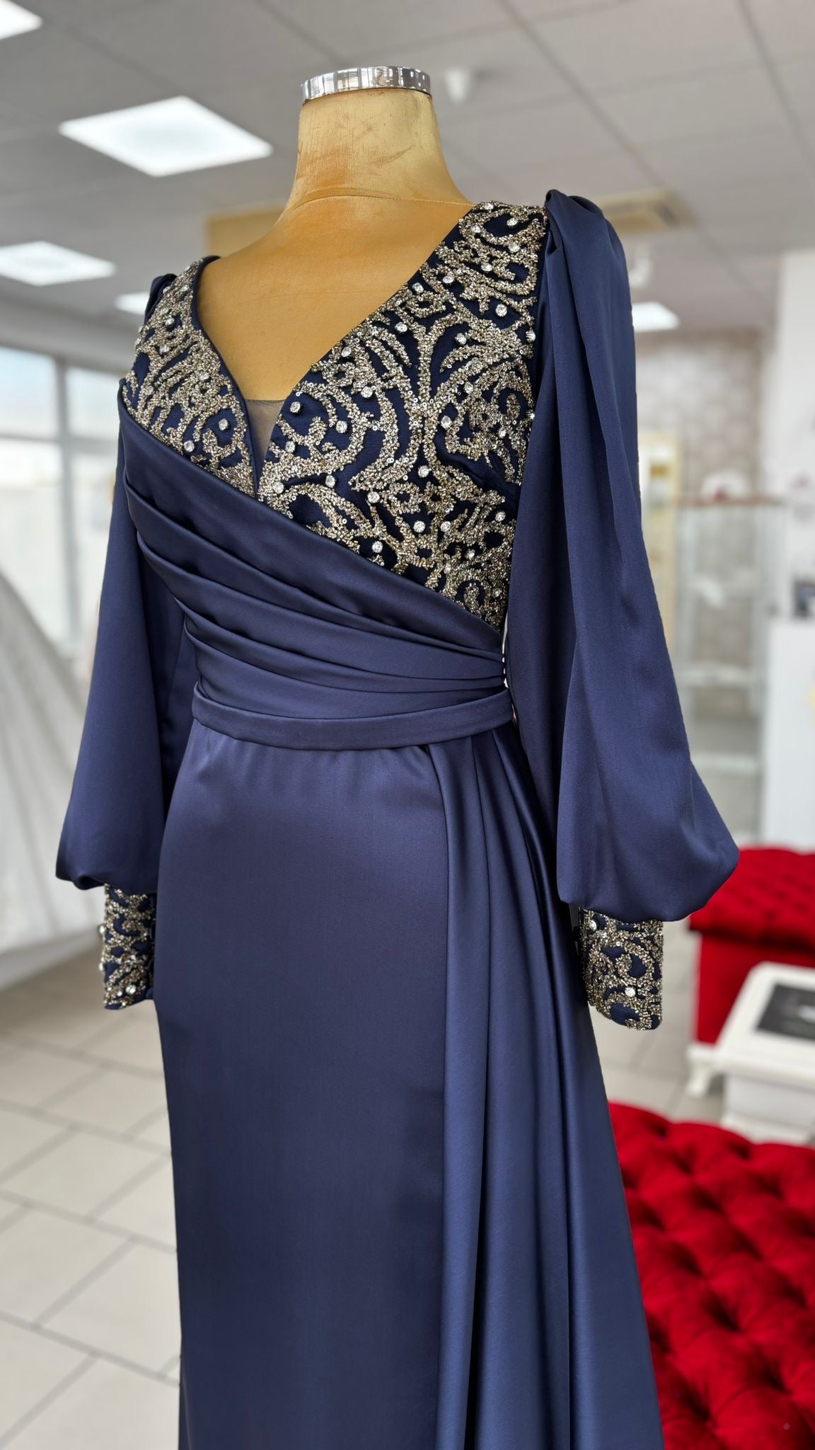 Elegantes Abendkleid mit Stickerei