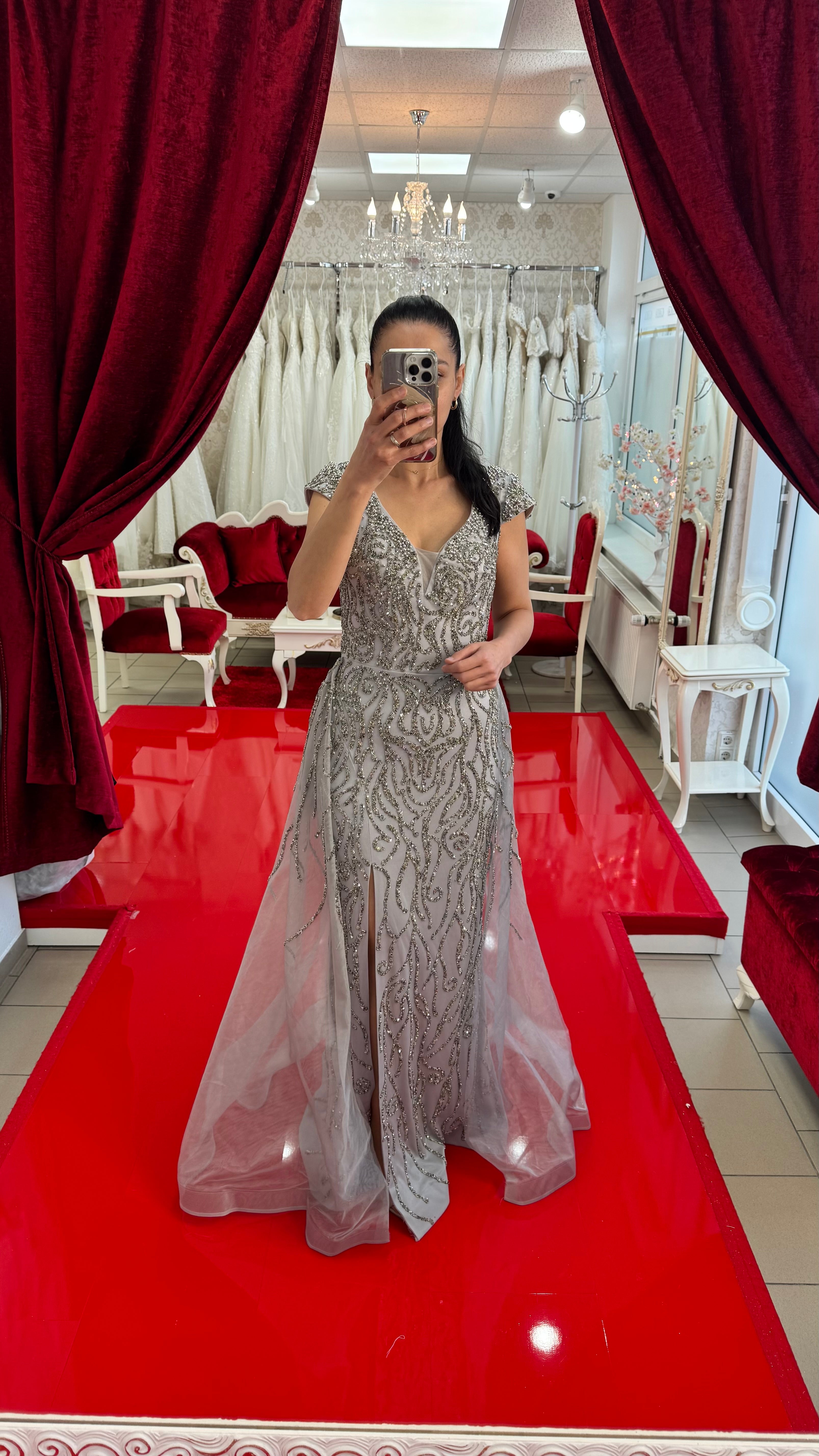 Elegantes Abendkleid mit feiner Stickerei & softem Tüllüberwurf / C4975