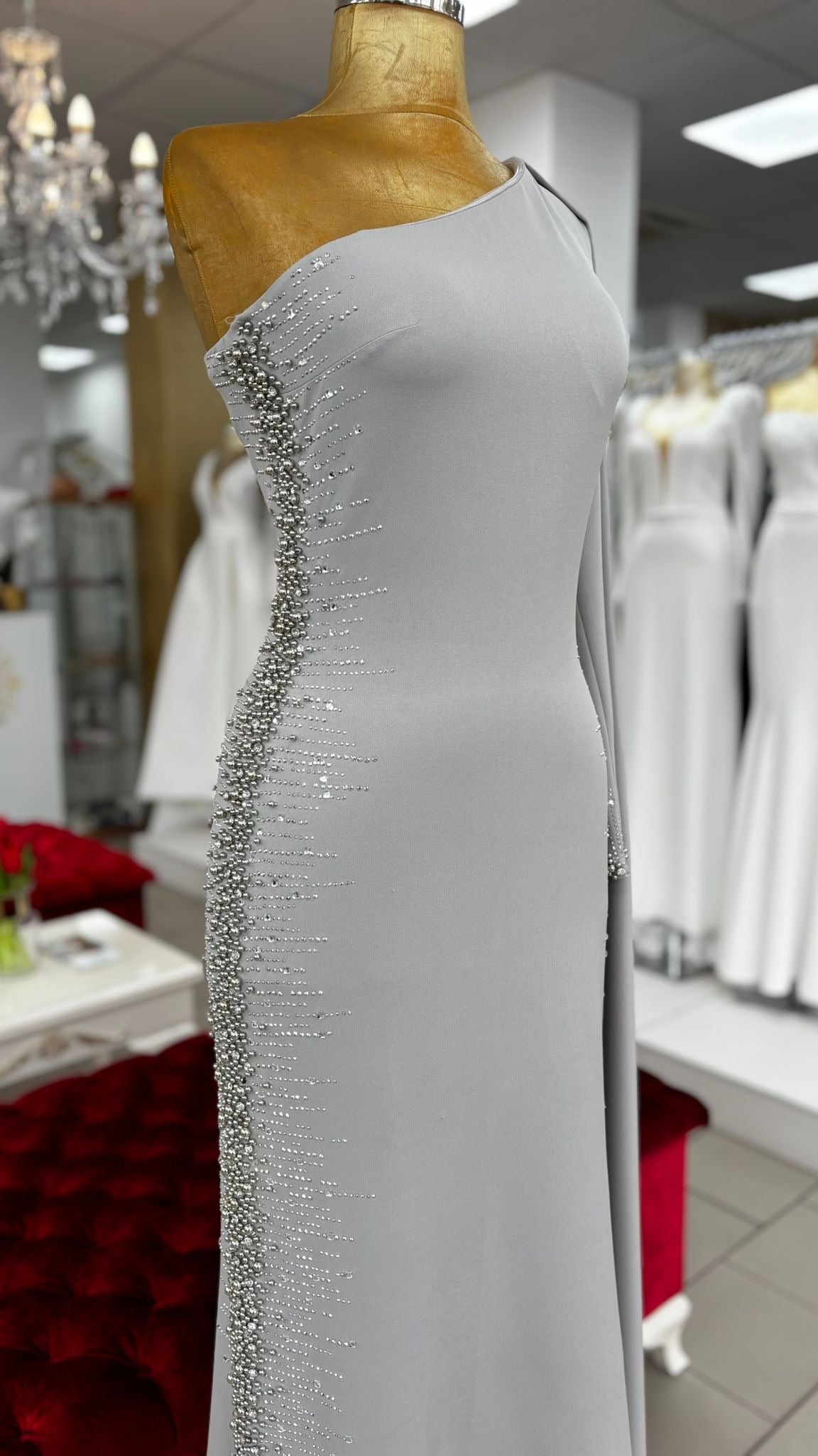 Elegantes One-Shoulder-Abendkleid mit Strassdetails
/ C4955