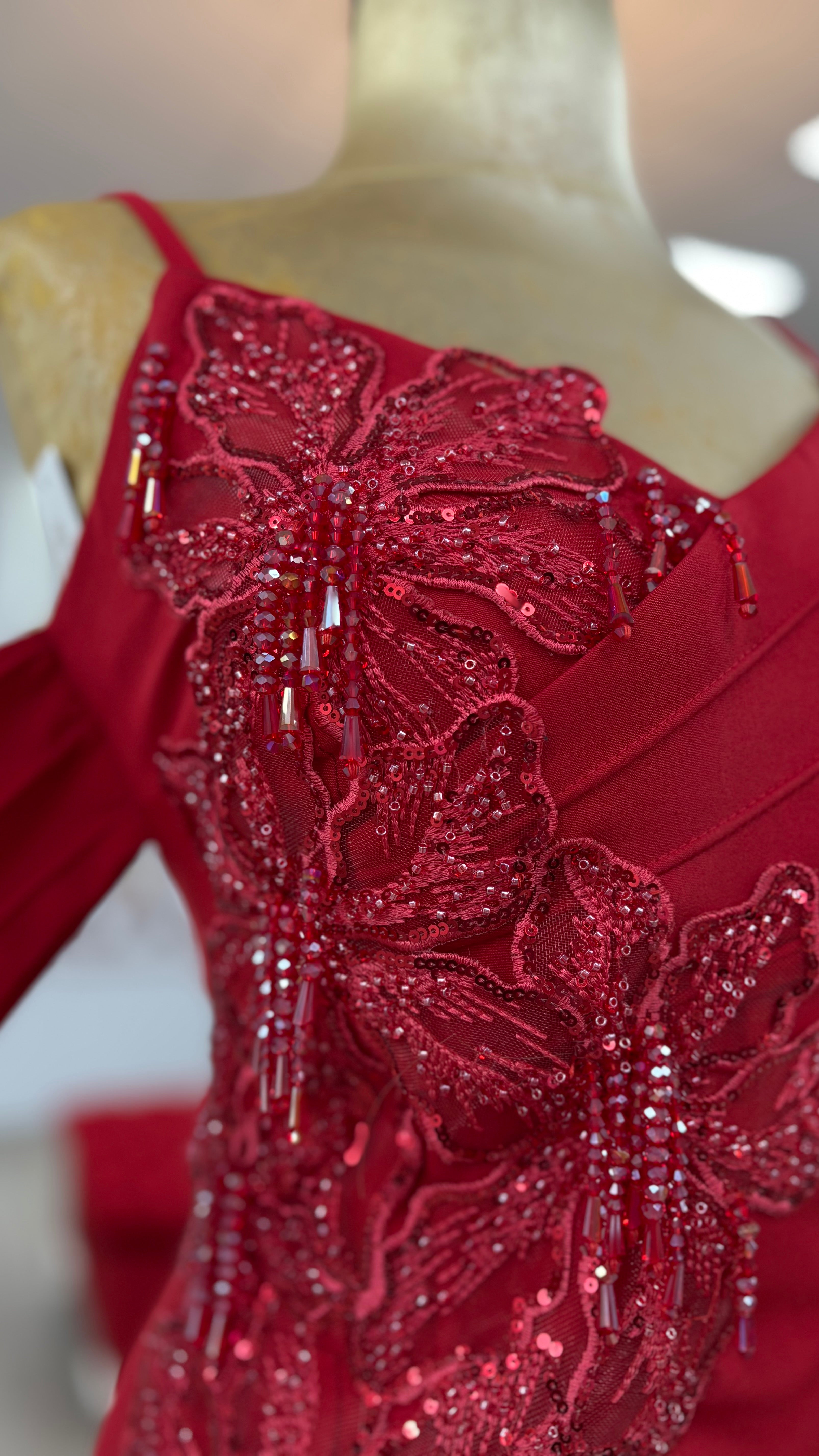 Elegantes Abendkleid mit Off-Shoulder-Design & Schlitz C2111