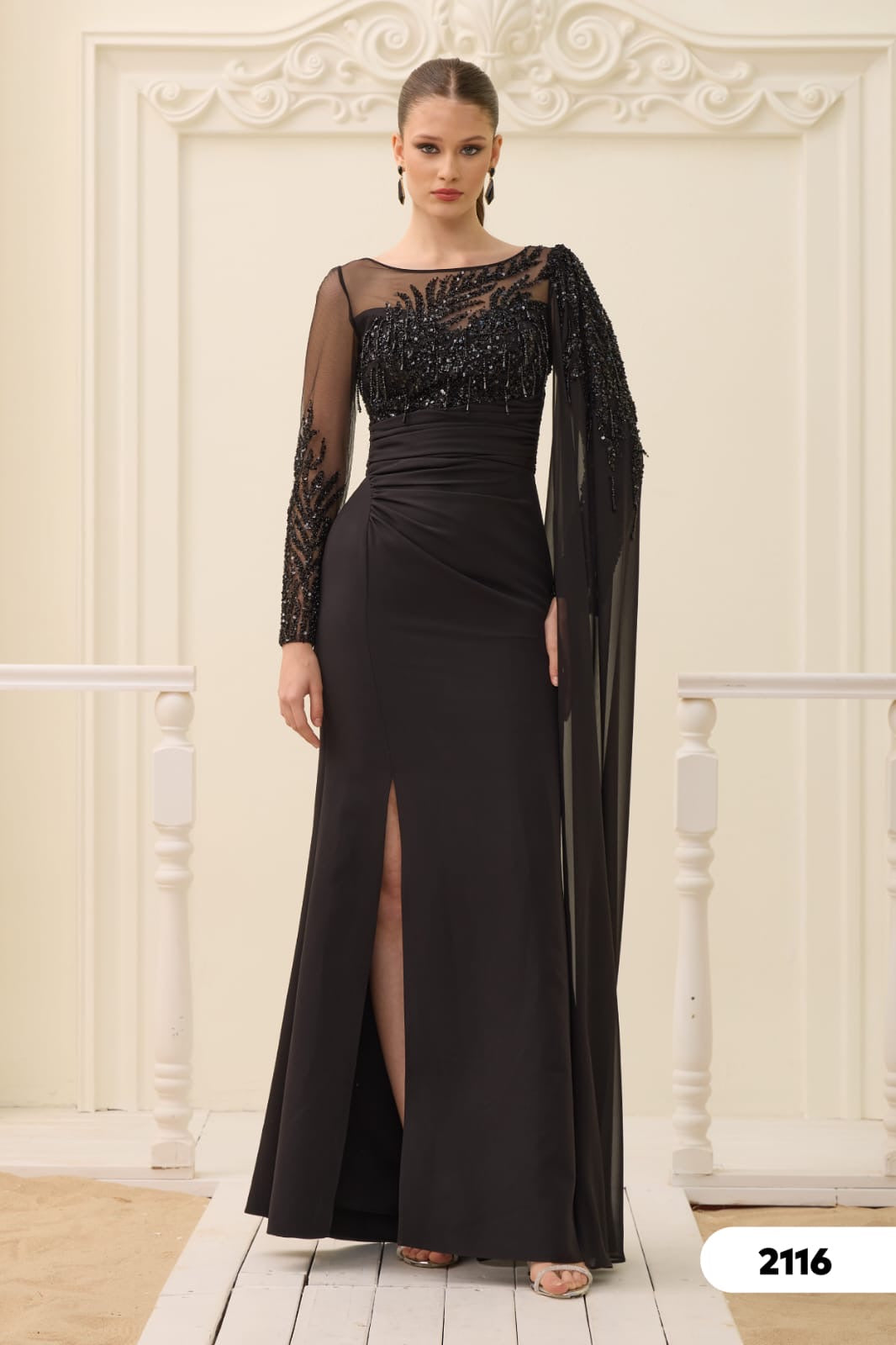 Elegantes Abendkleid mit Perlen- und Stickereibesatz / C2116
