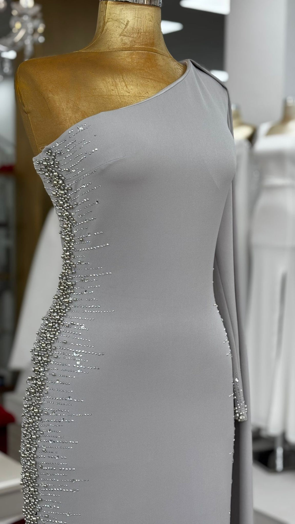 Elegantes One-Shoulder-Abendkleid mit Strassdetails
/ C4955