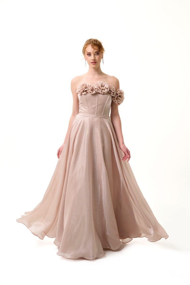 Elegantes Abendkleid mit Blumenapplikationen / C4964