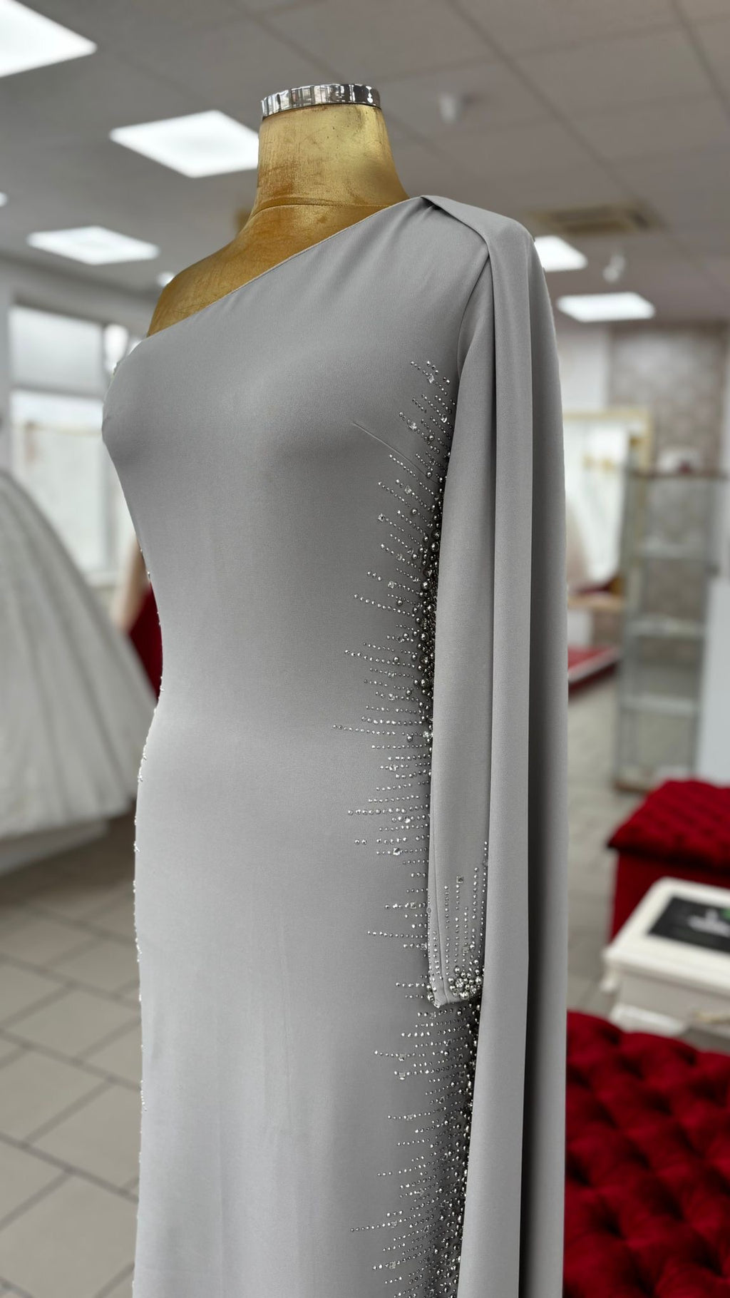 Elegantes One-Shoulder-Abendkleid mit Strassdetails
/ C4955