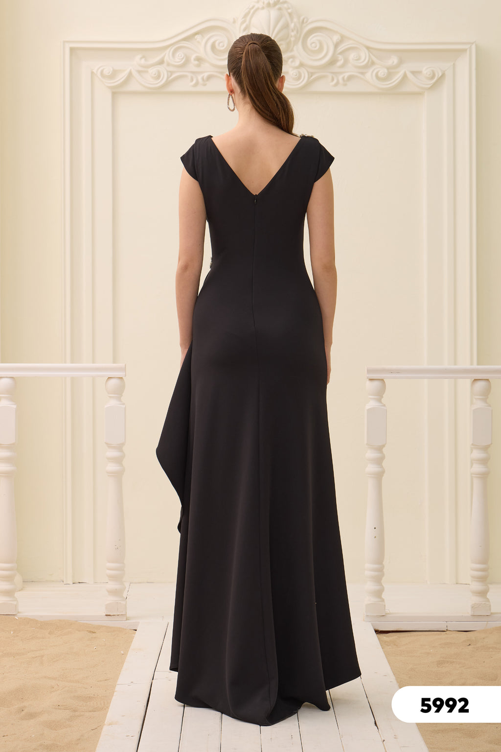 Elegantes Abendkleid mit Drapierung & Schmuckdetail
/ C5992