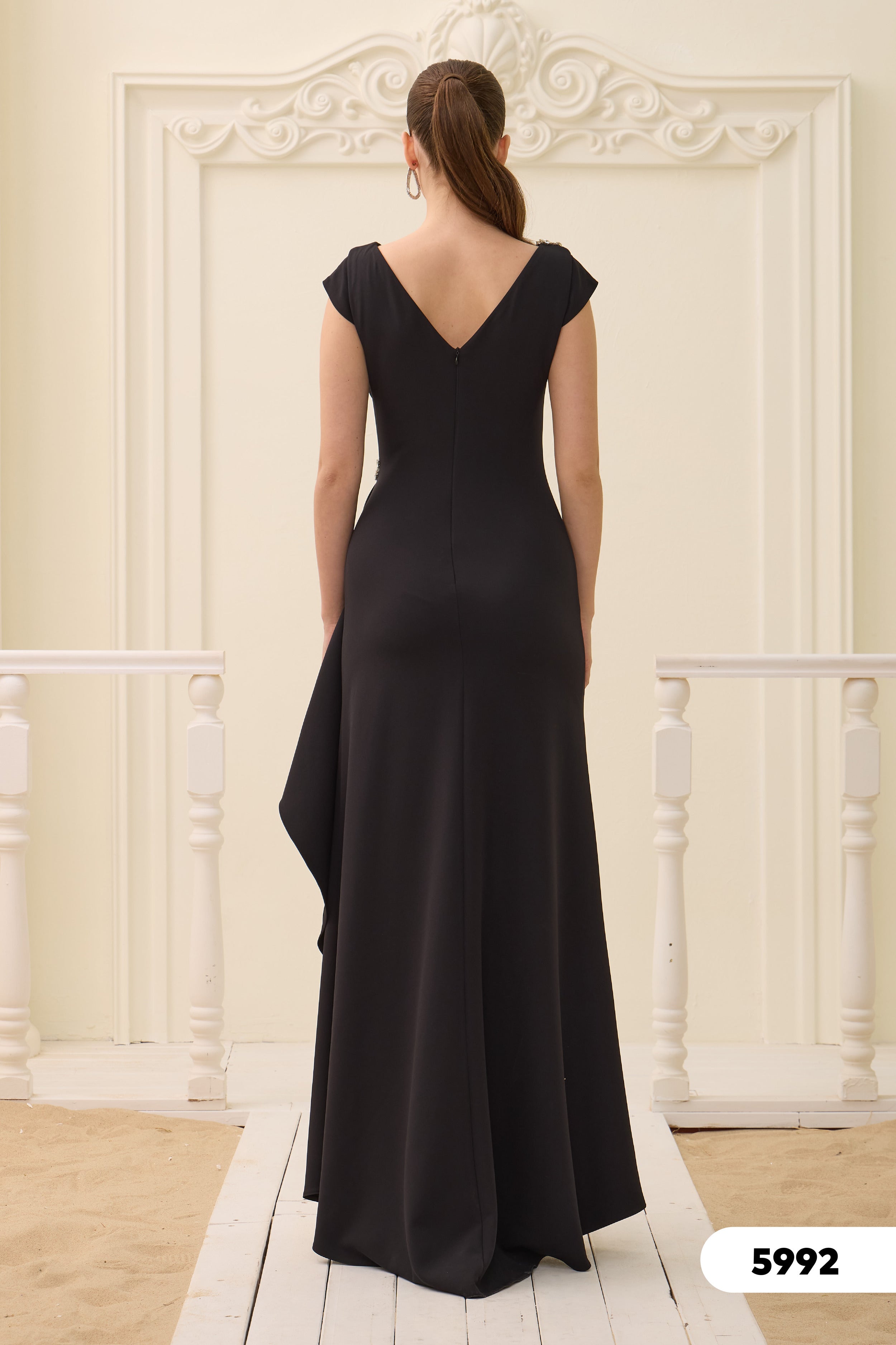 Elegantes Abendkleid mit Drapierung & Schmuckdetail
/ C5992