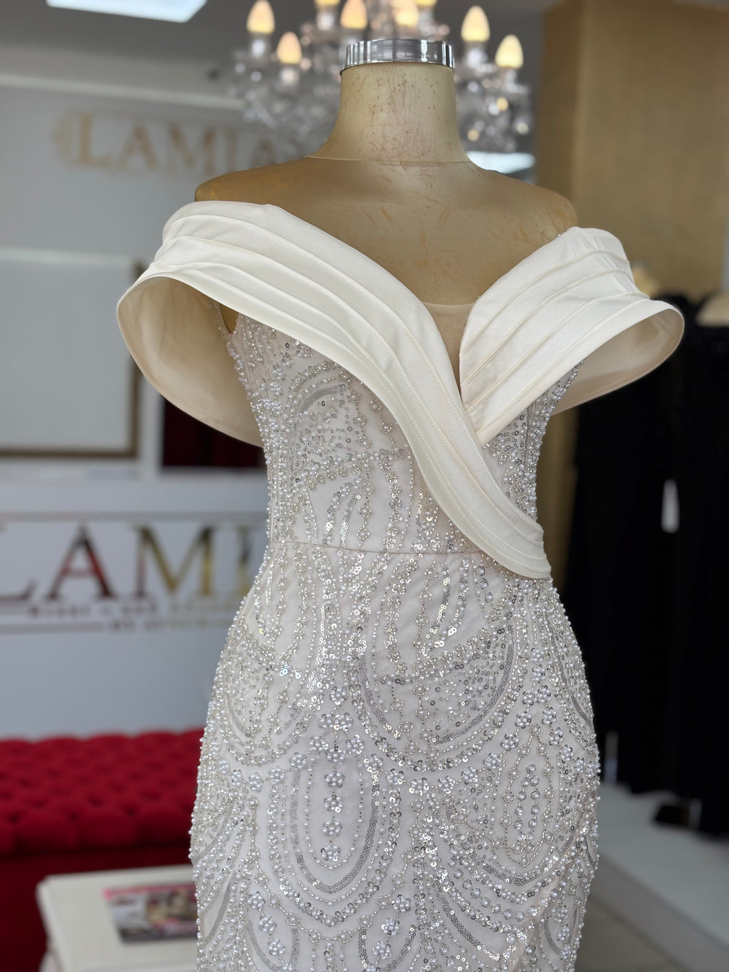 Elegantes Abendkleid mit Perlenstickerei – Modell C2130