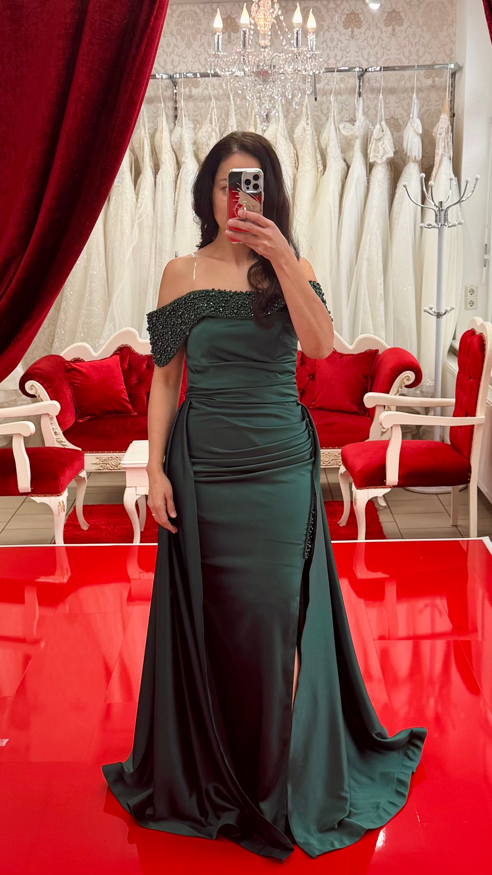 Elegantes Abendkleid mit Perlenbesatz und Off-Shoulder-Design / A1004
