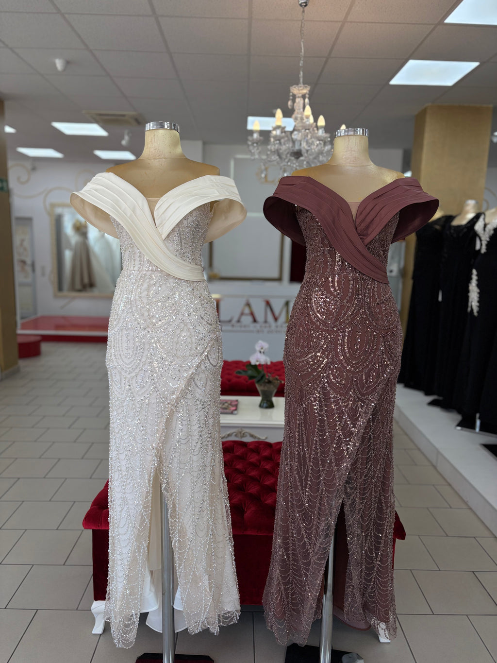 Elegantes Abendkleid mit Perlenstickerei – Modell C2130