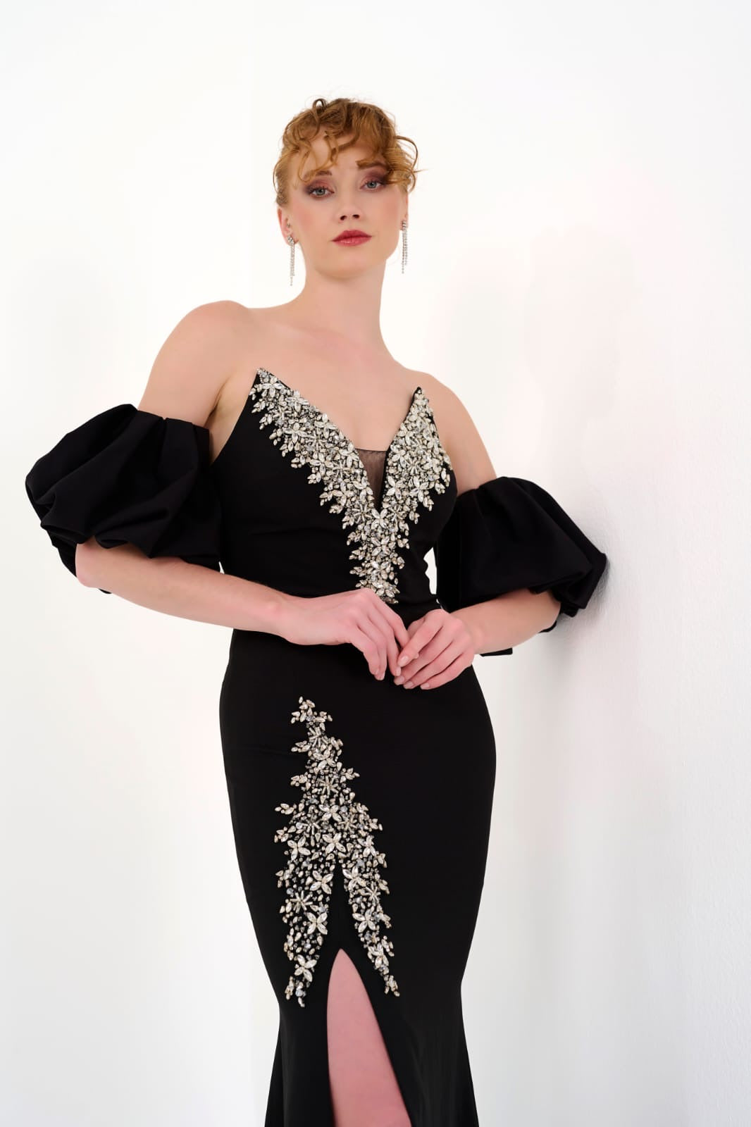 Elegantes Abendkleid mit Puffärmeln & Schmuckdetails
/ C4960