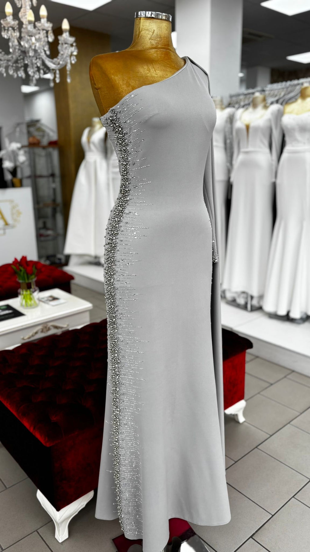Elegantes One-Shoulder-Abendkleid mit Strassdetails
/ C4955