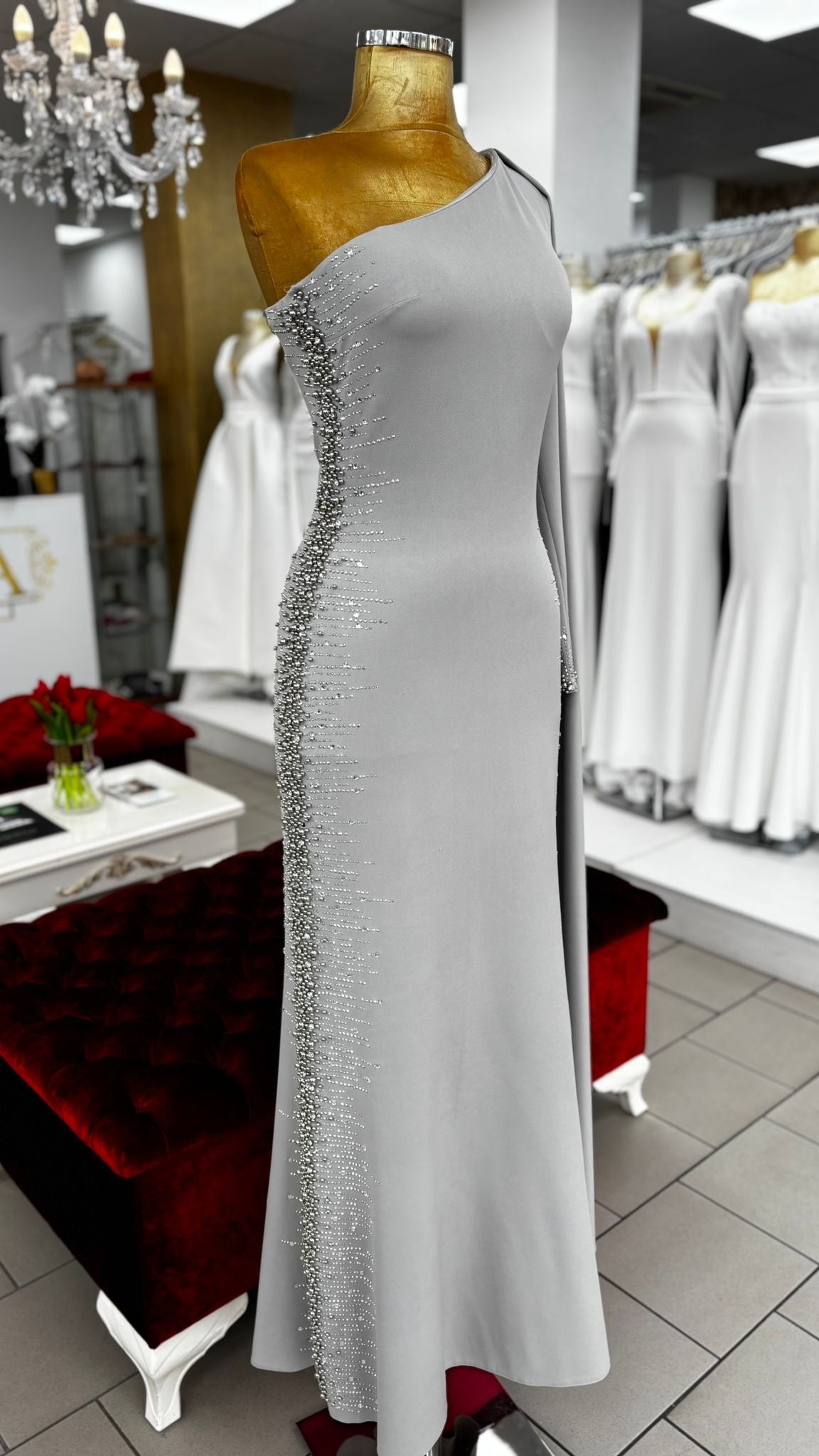 Elegantes One-Shoulder-Abendkleid mit Strassdetails
/ C4955