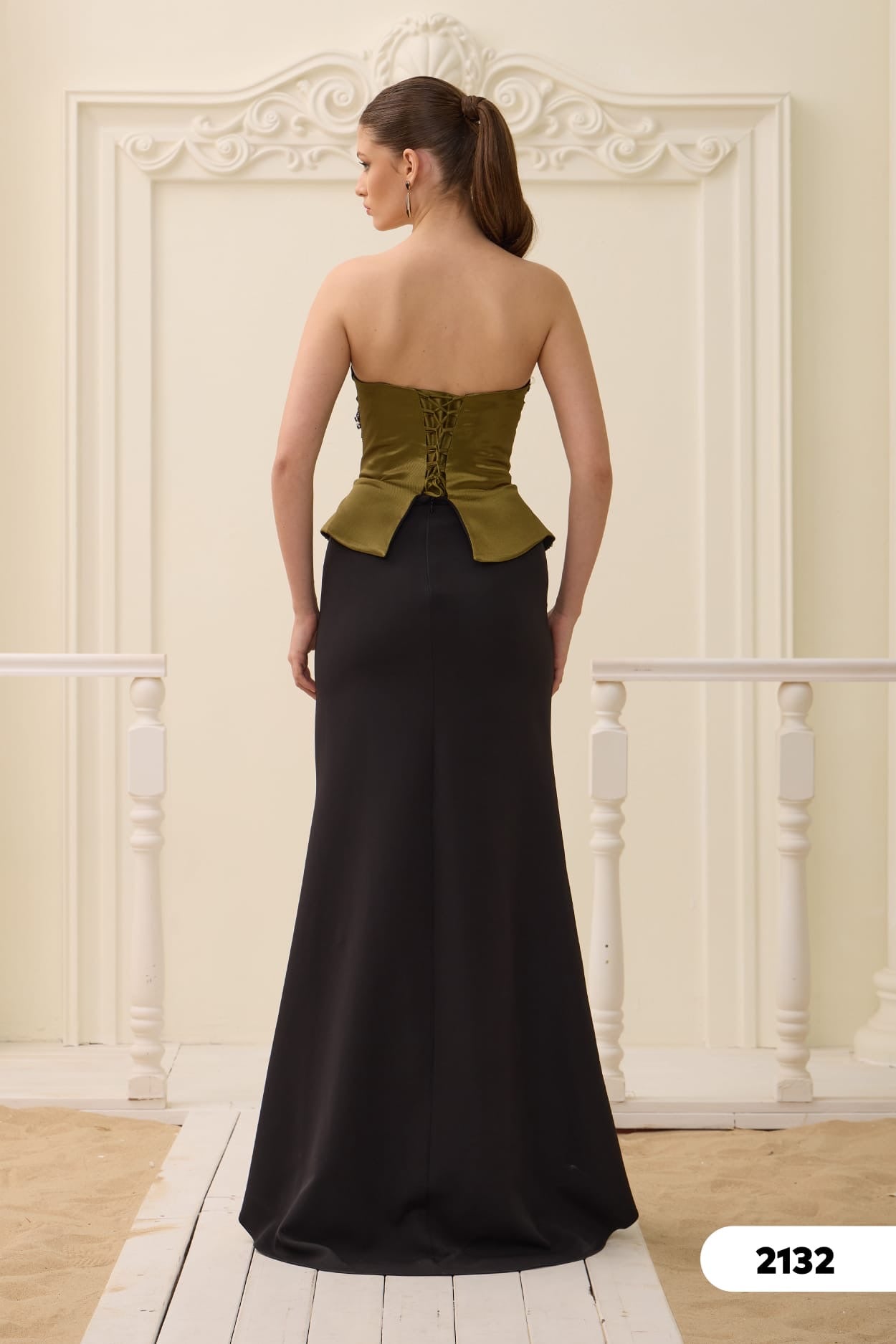 Elegantes figurbetontes Abendkleid mit Korsagen-Optik c2132