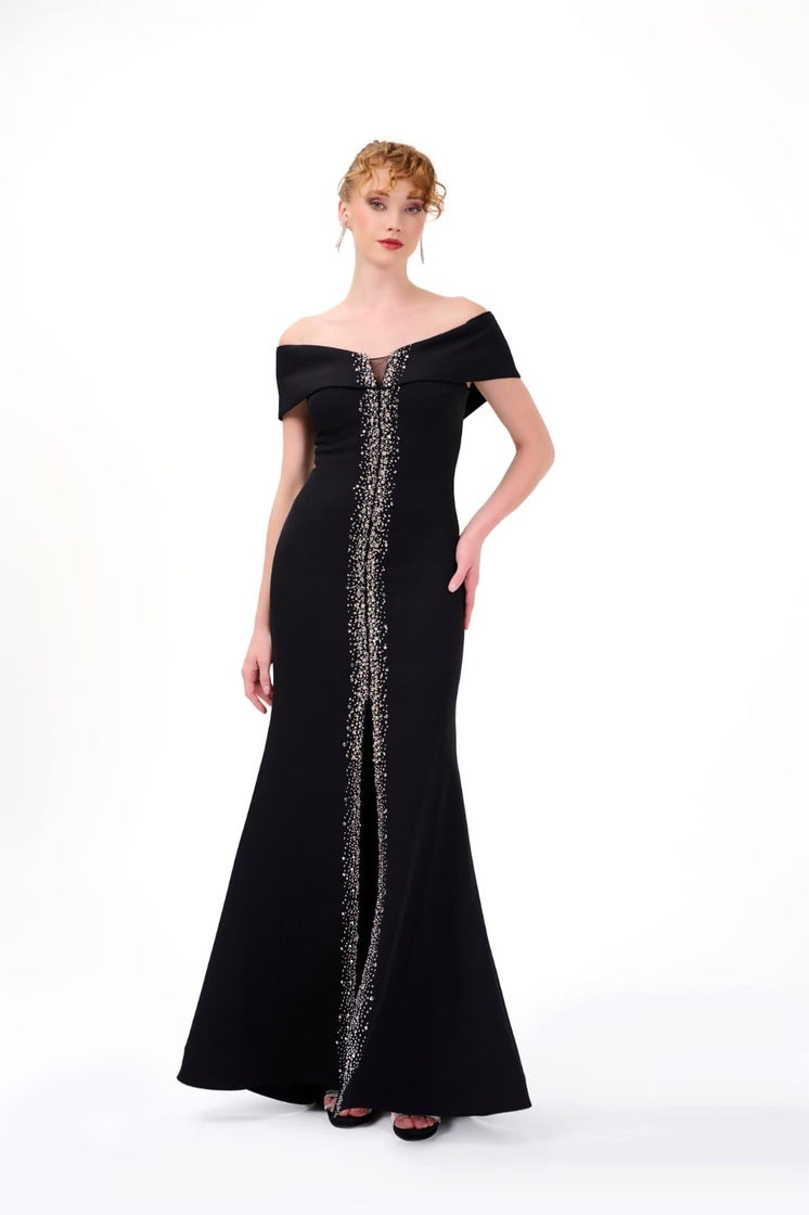 Elegantes Off-Shoulder-Abendkleid mit Strasslinie
/ C5950