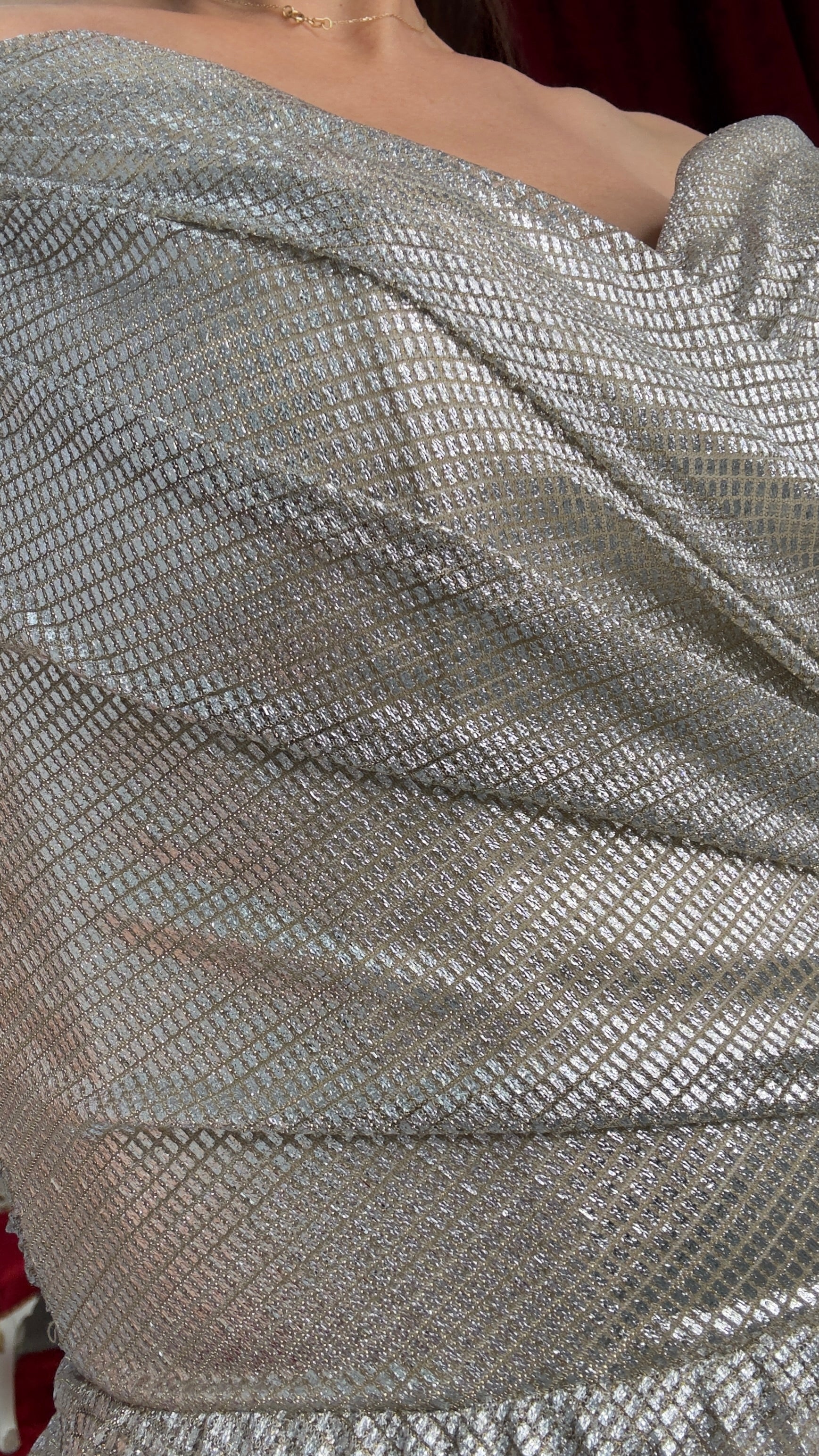 Elegantes Abendkleid mit schimmerndem Plissee-Rock C2139