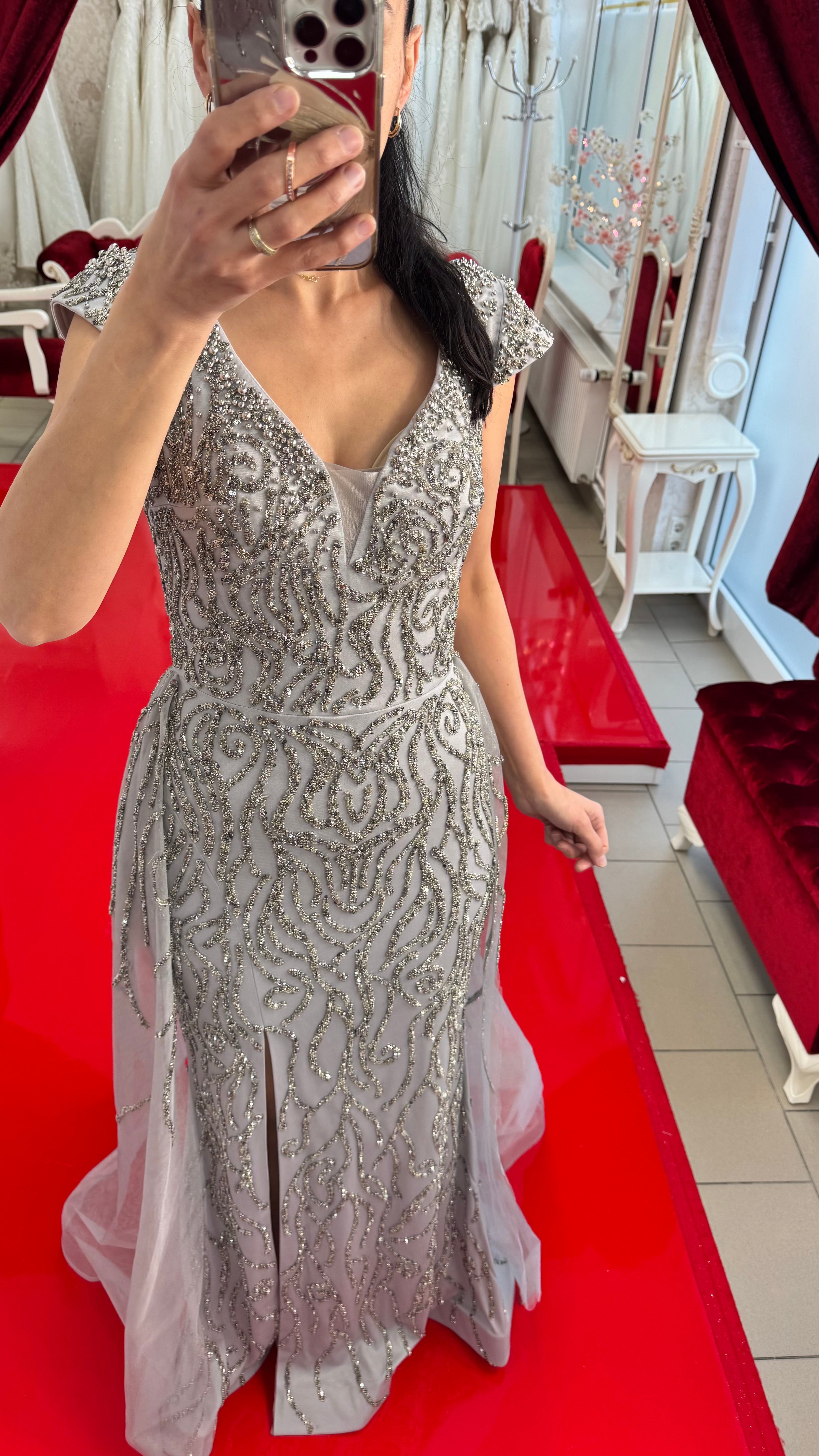 Elegantes Abendkleid mit feiner Stickerei & softem Tüllüberwurf / C4975