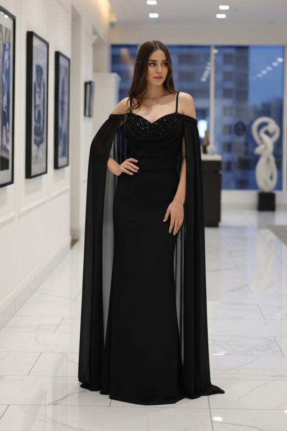 Elegantes Abendkleid mit Chiffon-Cape & Perlendetails
/ C5997