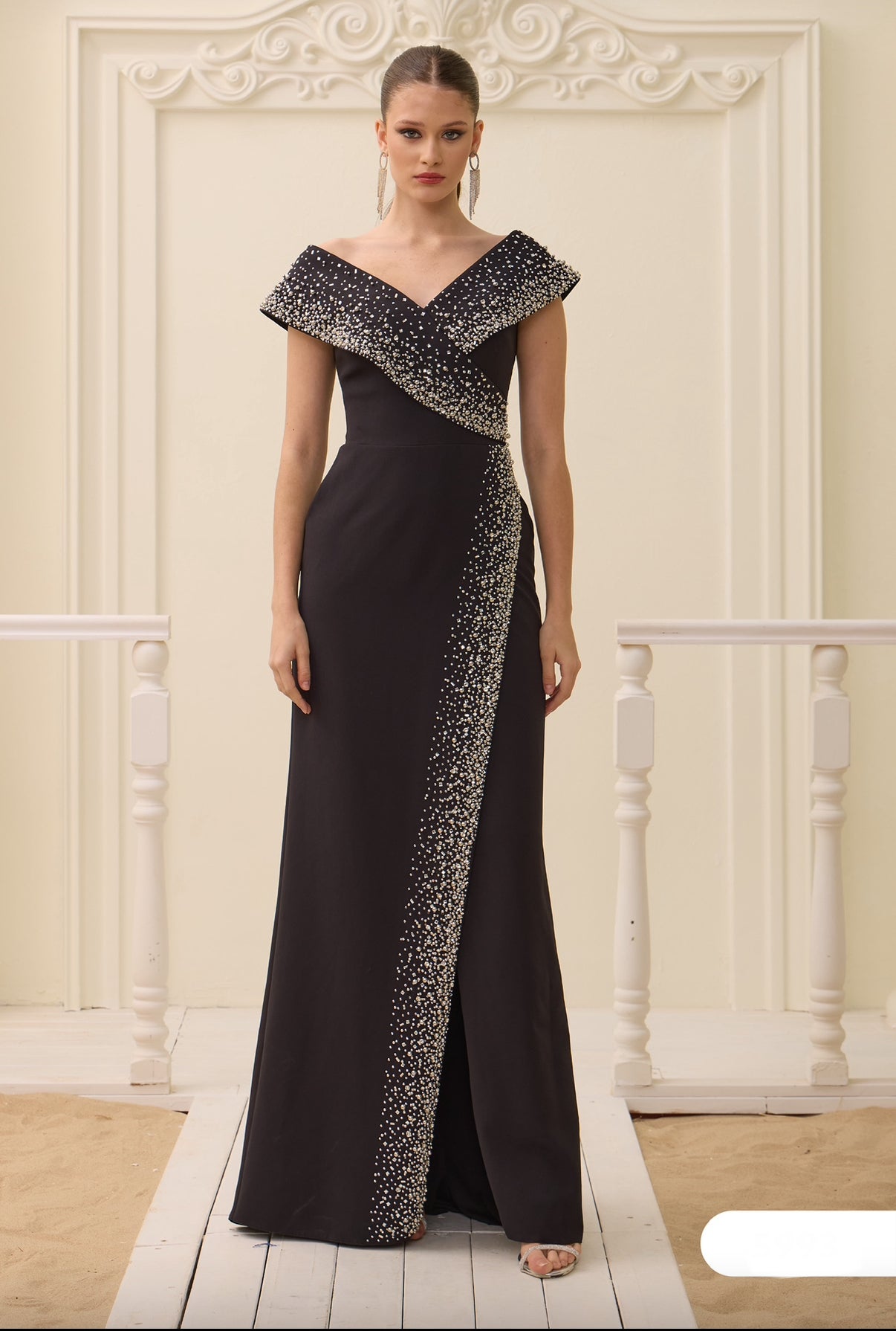 Elegantes Abendkleid mit Beinschlitz & Schmuckapplikation
/ C5993