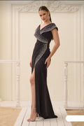 Elegantes Abendkleid mit Beinschlitz & Schmuckapplikation
/ C5993