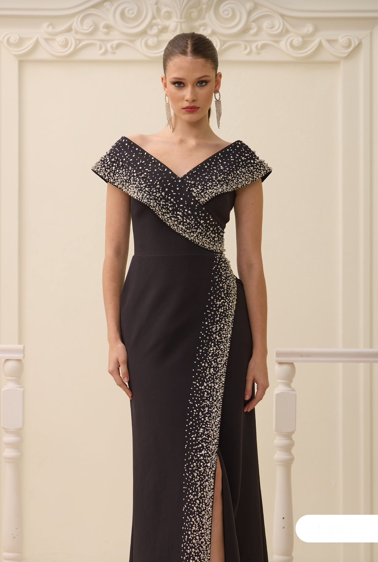 Elegantes Abendkleid mit Beinschlitz & Schmuckapplikation
/ C5993