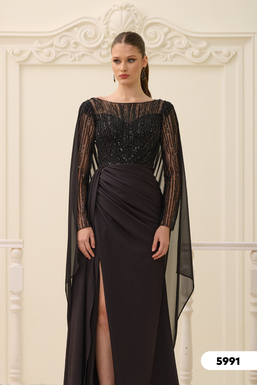 Elegantes Abendkleid mit Paillettenoberteil & Chiffon-Cape / C5991