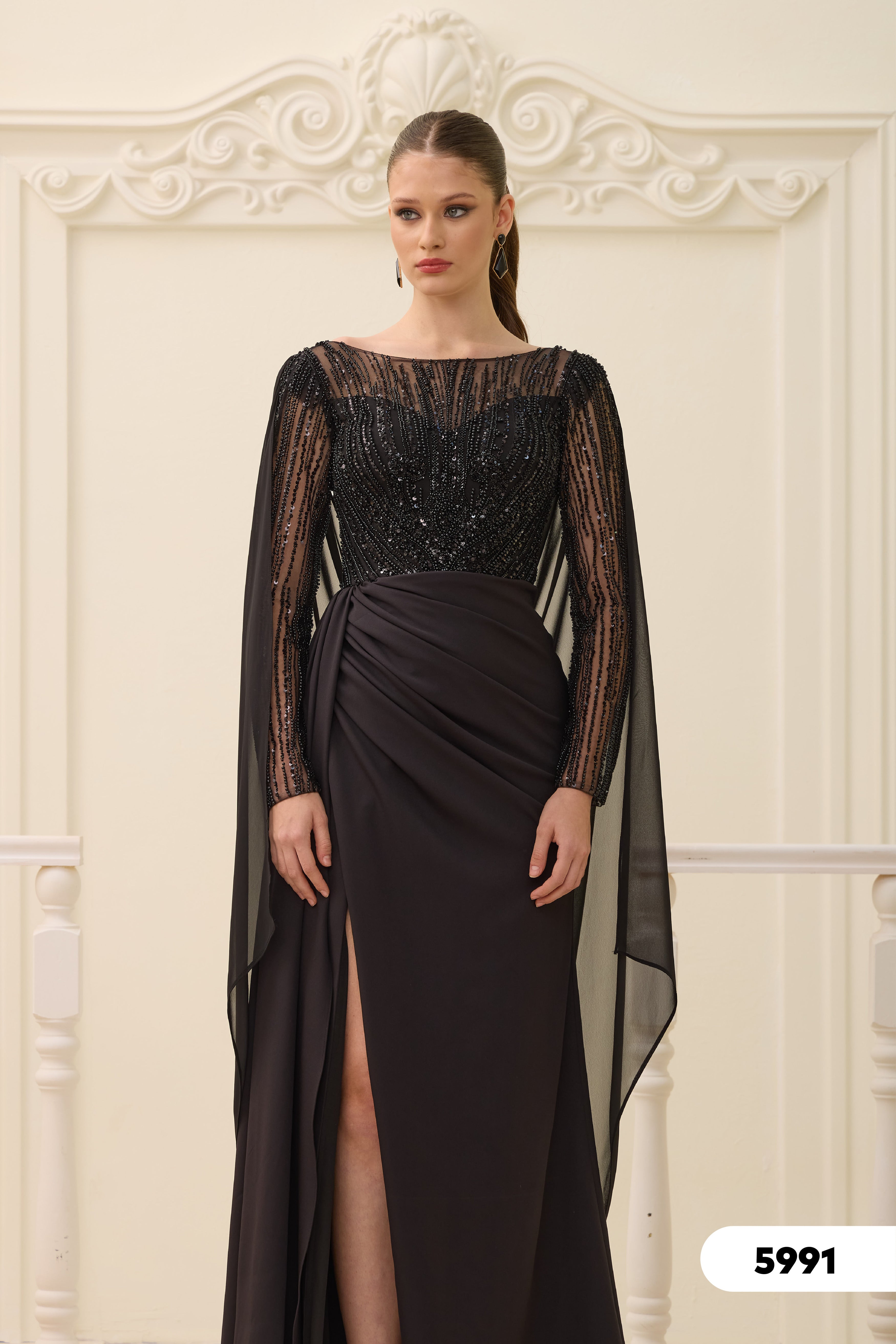 Elegantes Abendkleid mit Paillettenoberteil & Chiffon-Cape / C5991
