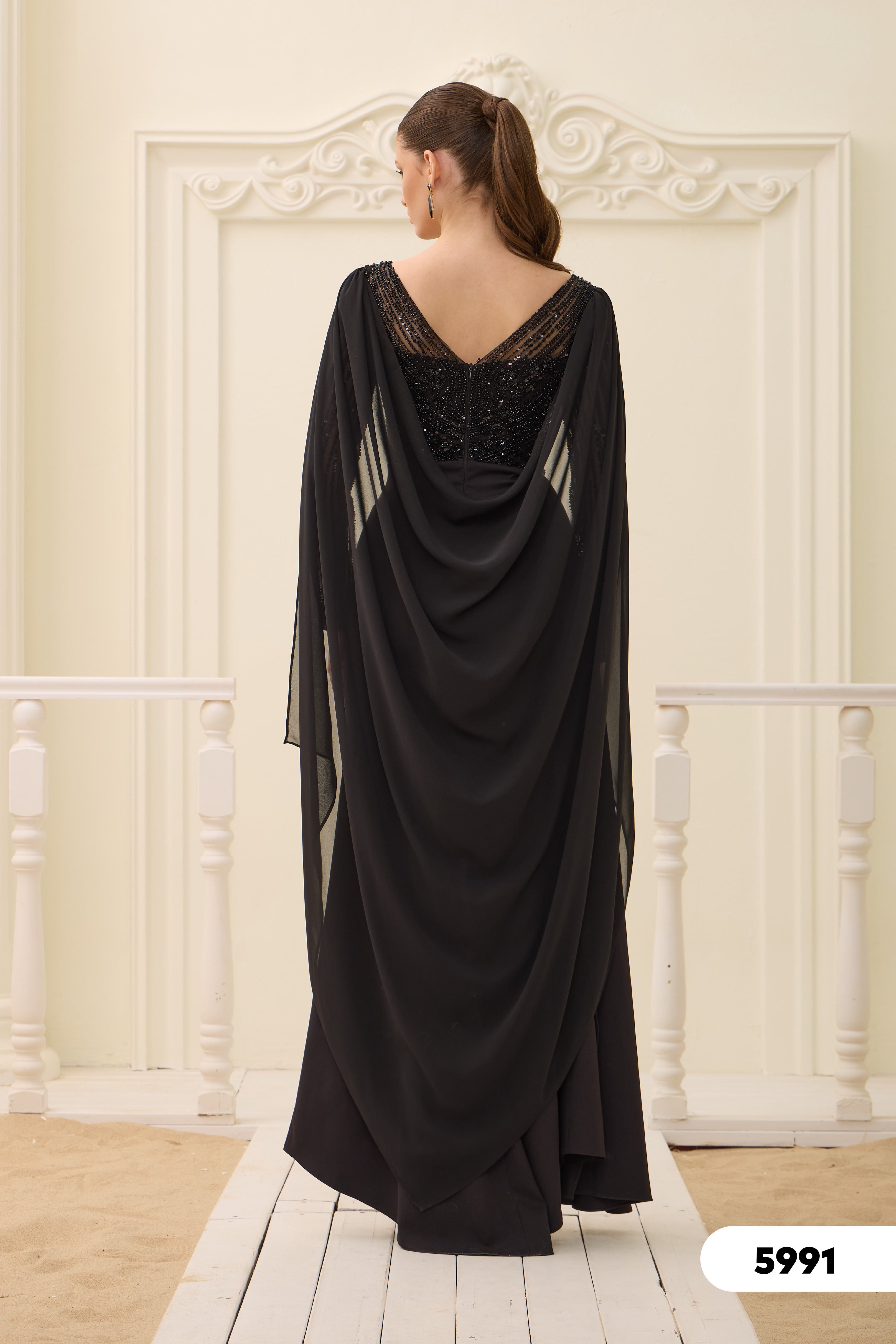Elegantes Abendkleid mit Paillettenoberteil & Chiffon-Cape / C5991