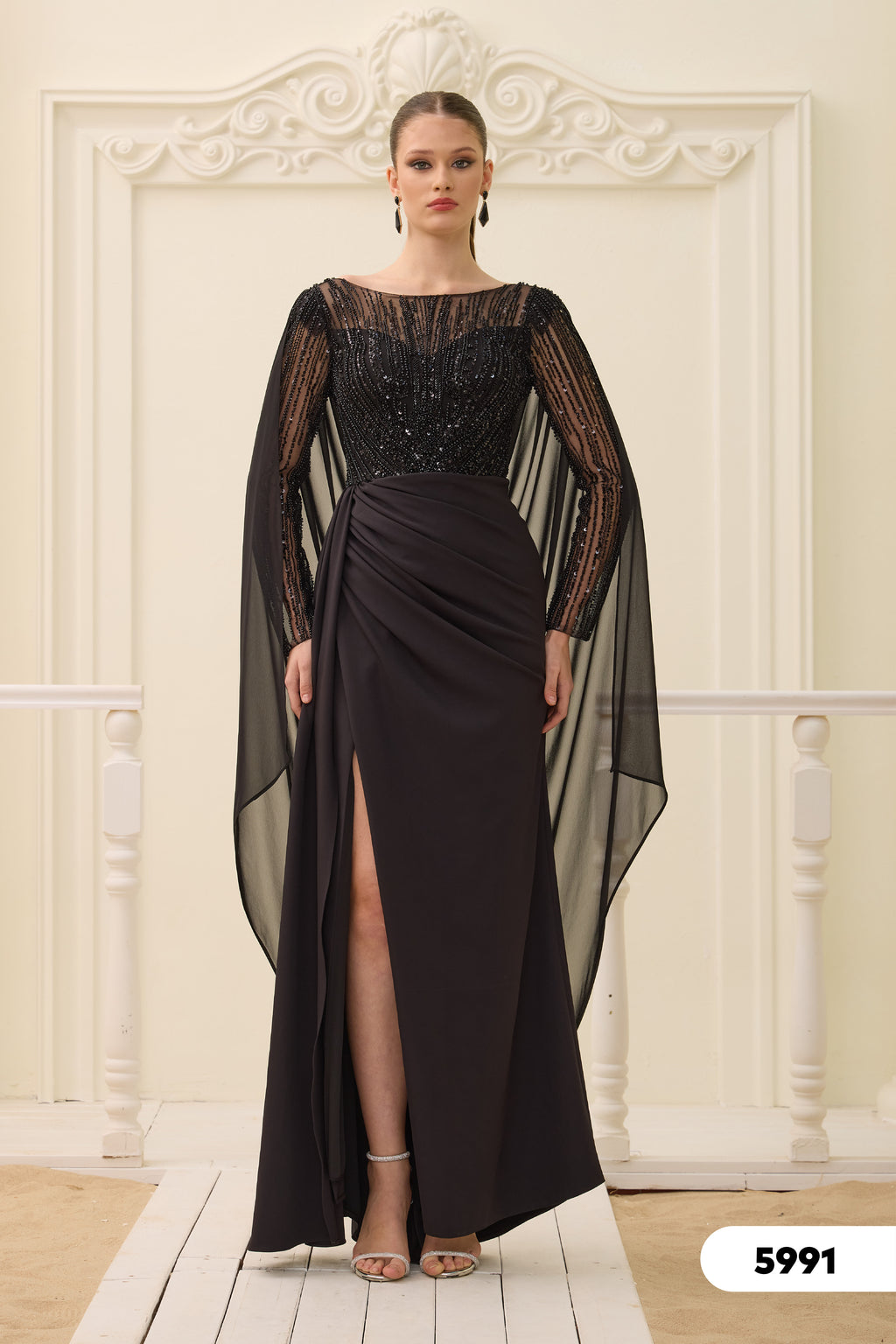 Elegantes Abendkleid mit Paillettenoberteil & Chiffon-Cape / C5991