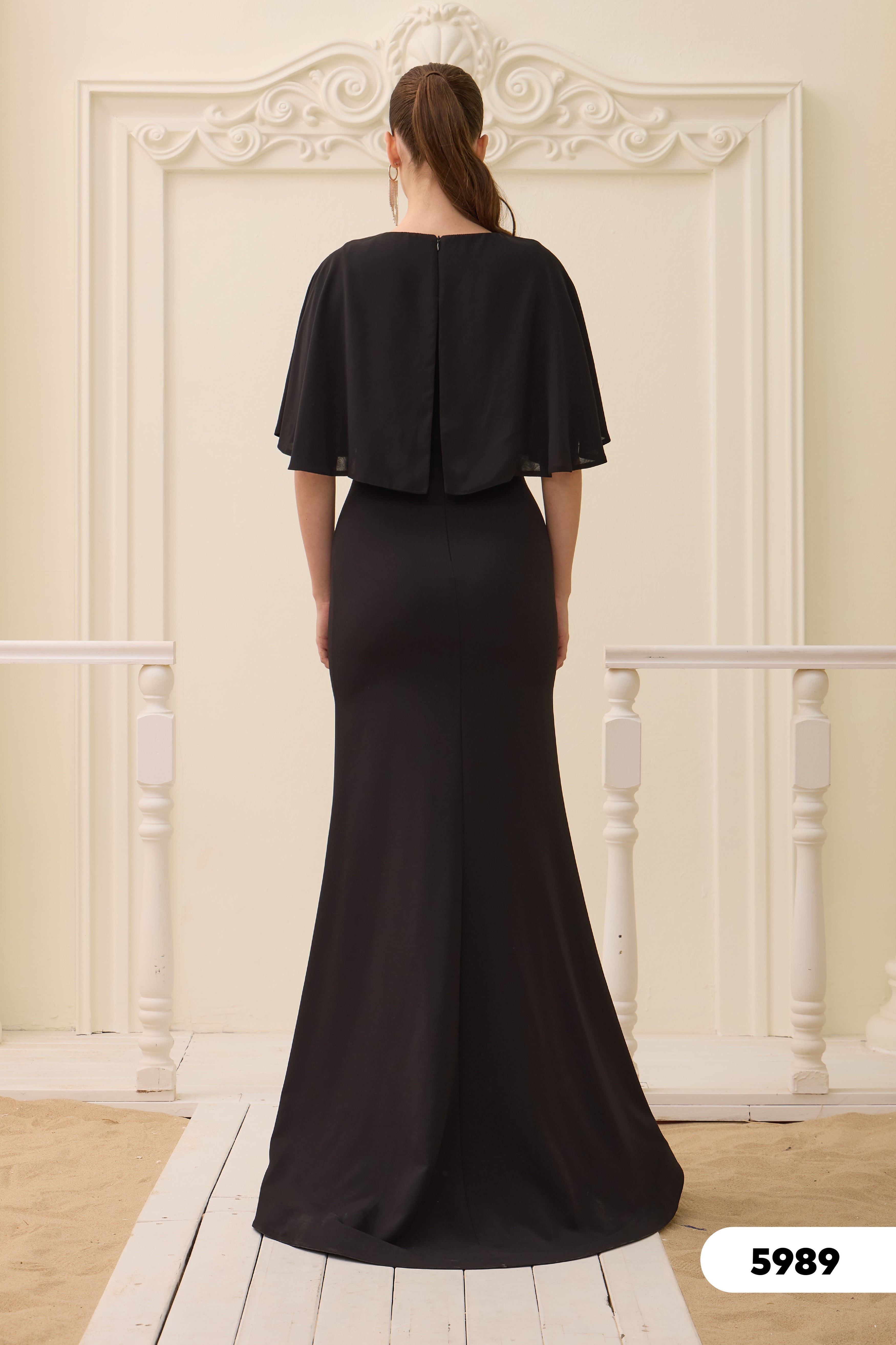 Elegantes Abendkleid mit Cape & Schmuckdetails /C5989