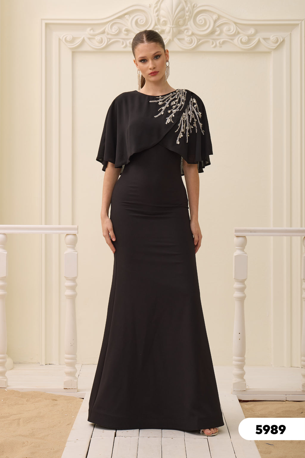 Elegantes Abendkleid mit Cape & Schmuckdetails /C5989