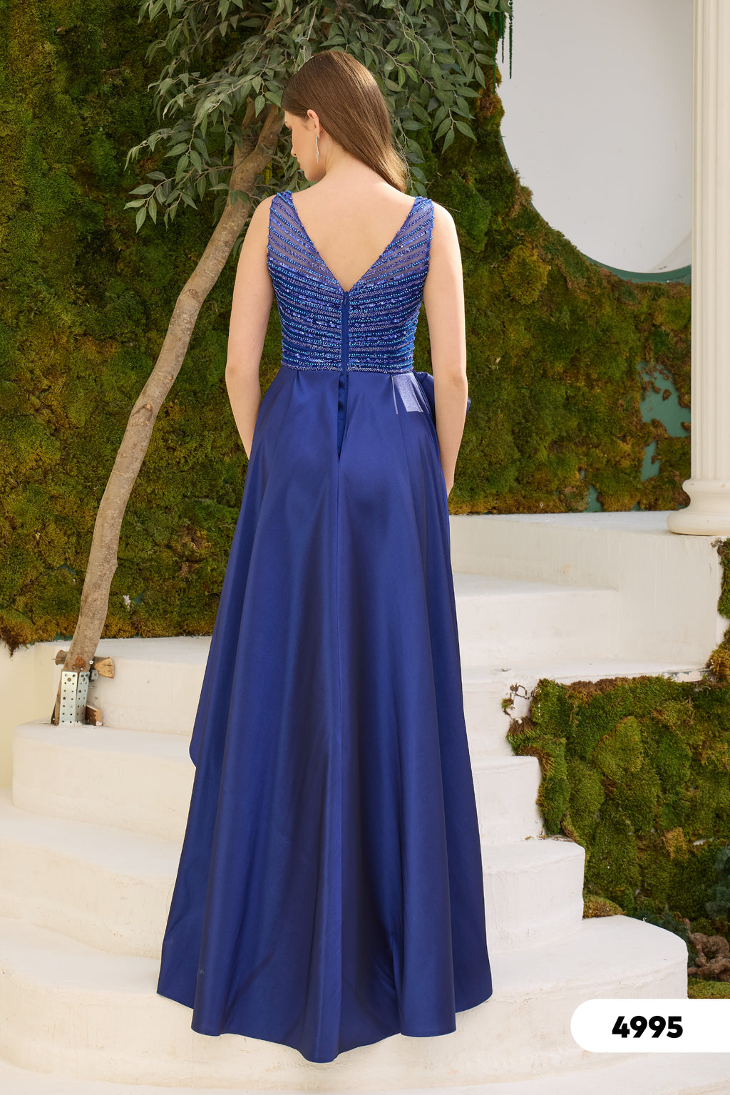 Elegantes Abendkleid mit Drapierung & Volantdetails / C4995