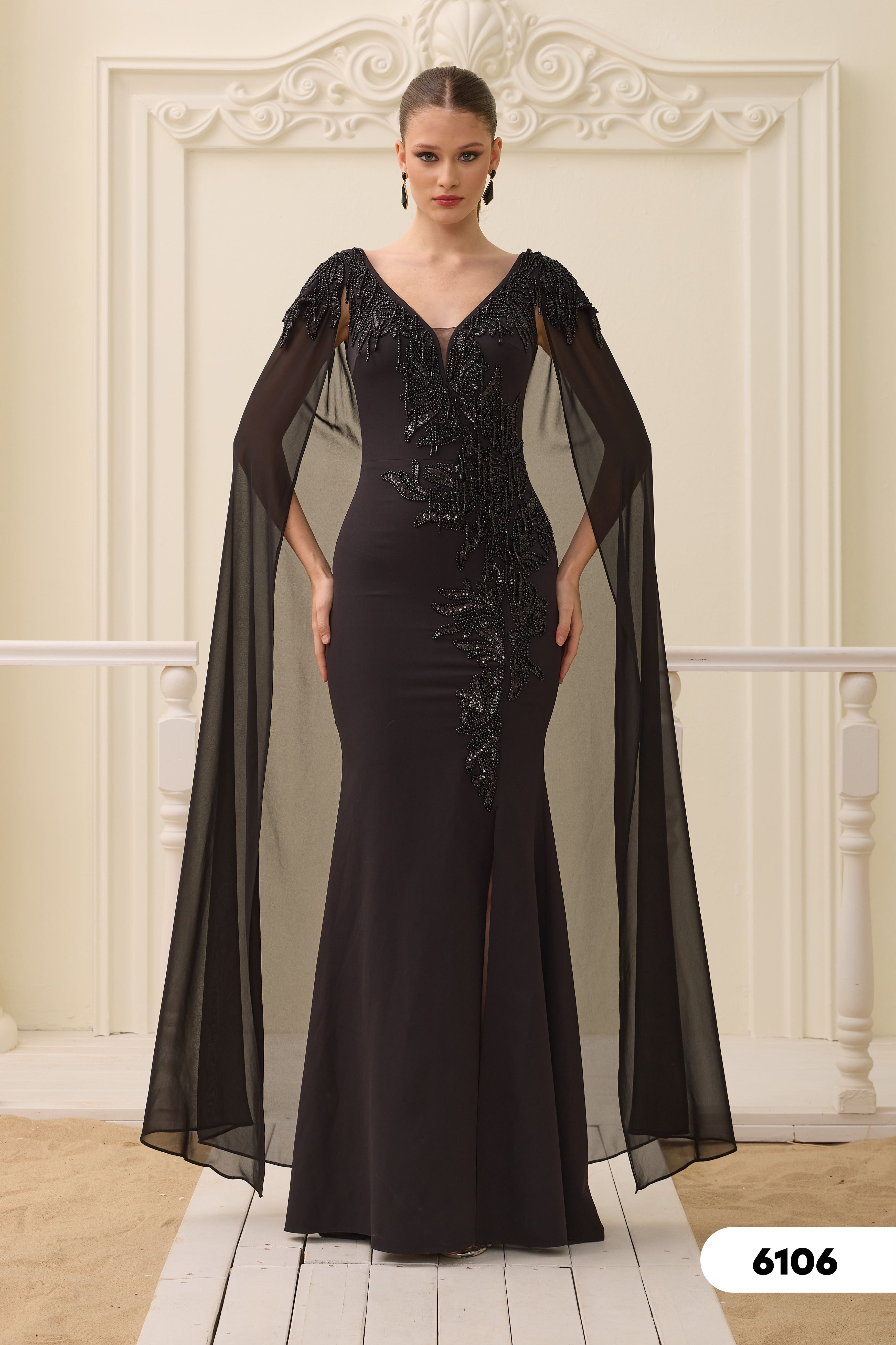 Elegantes Abendkleid mit Stickereien & Chiffon-Cape
/ C6106