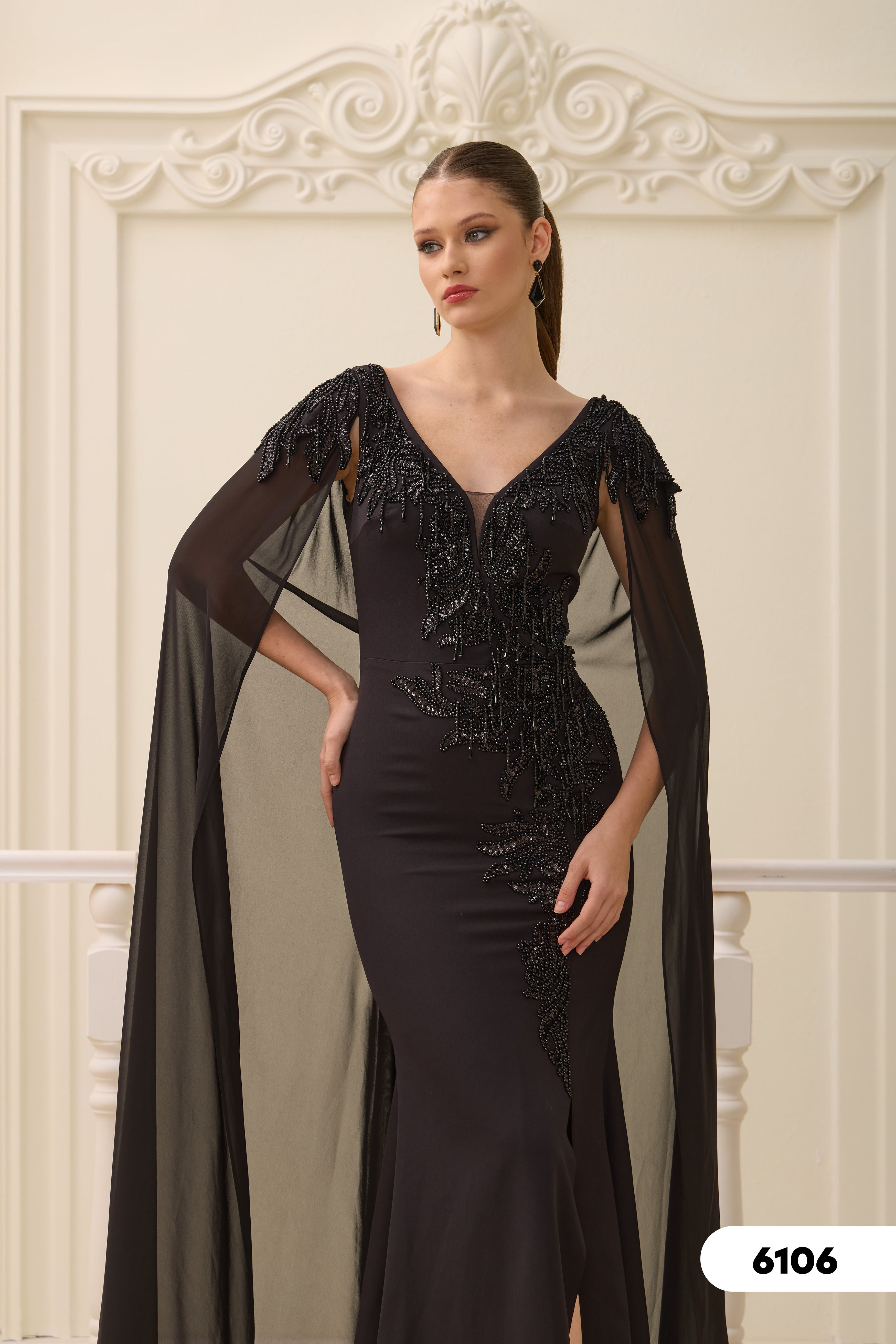 Elegantes Abendkleid mit Stickereien & Chiffon-Cape
/ C6106